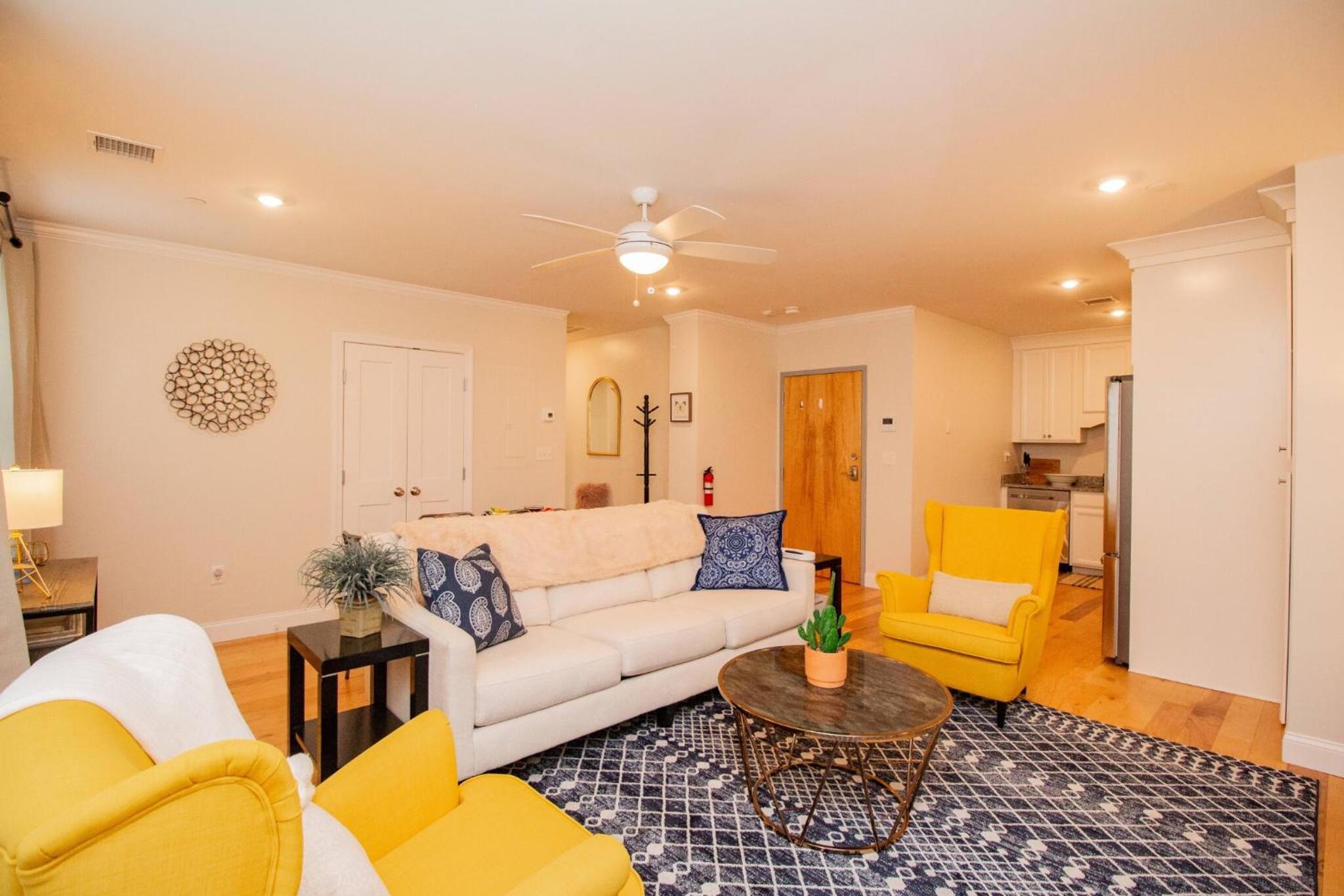 2 Bedroom Unit w Elevator & In-Unit Laundry photo 5
