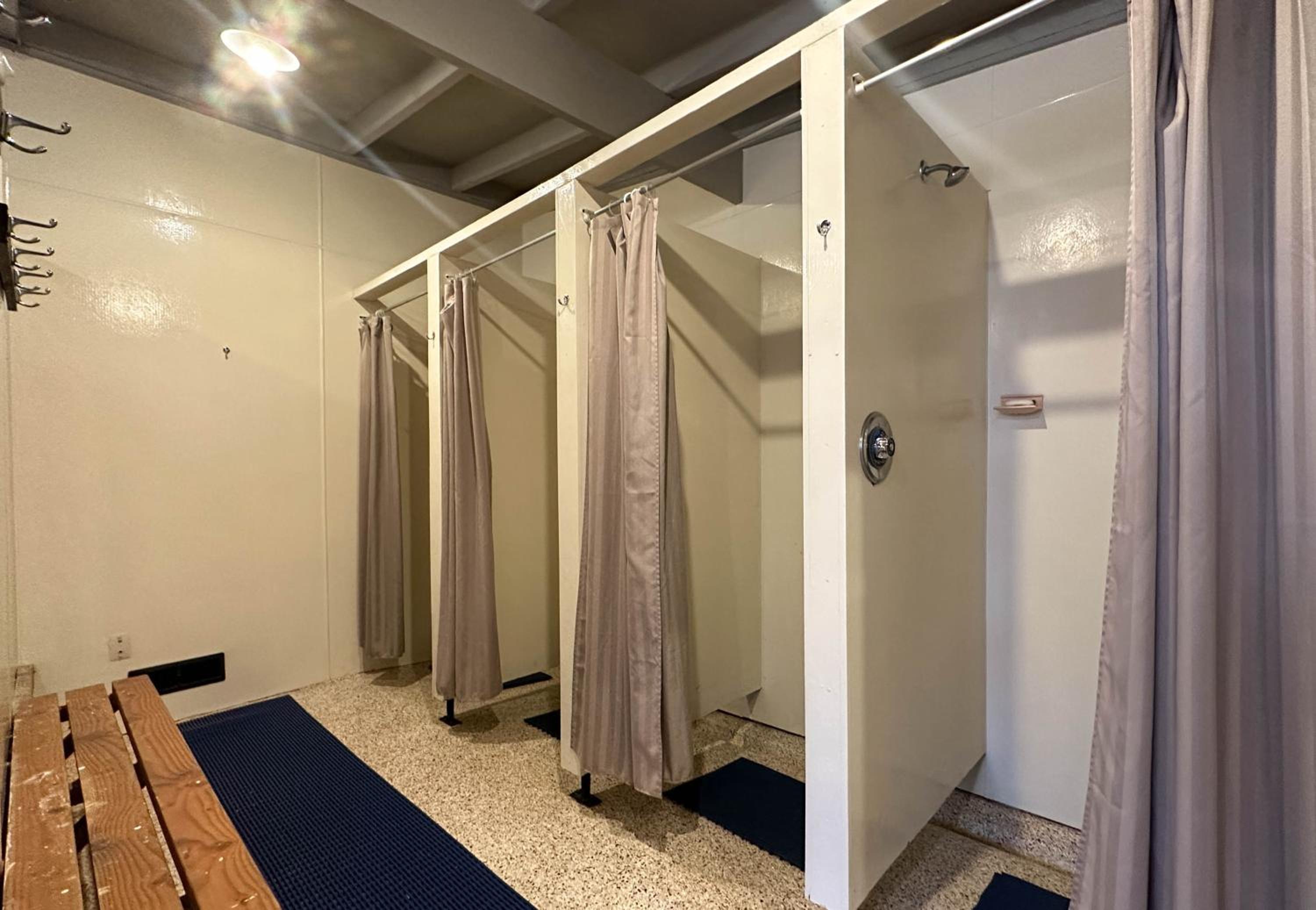 The Crossing Lodge & Backpackers