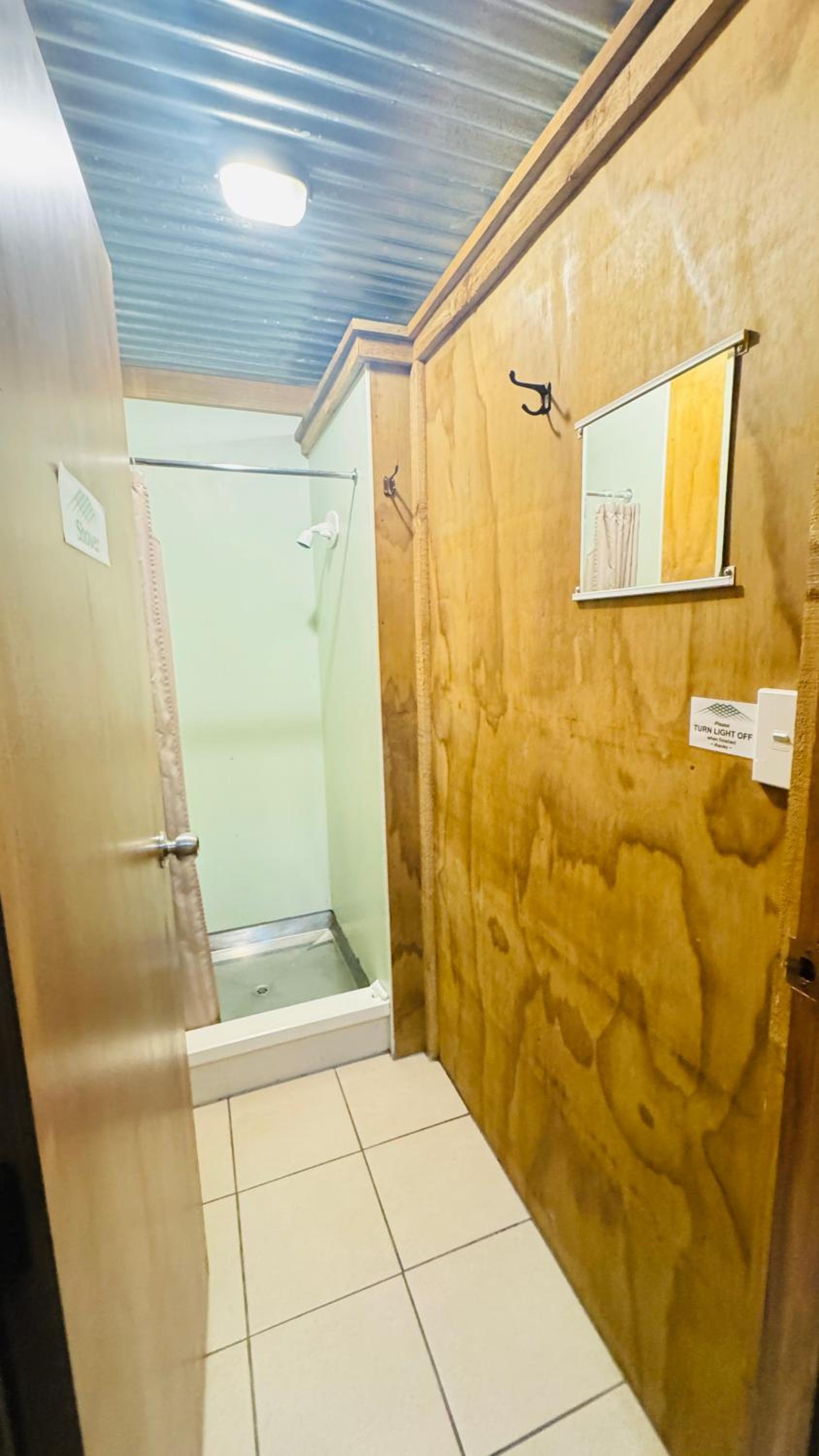 The Crossing Lodge & Backpackers