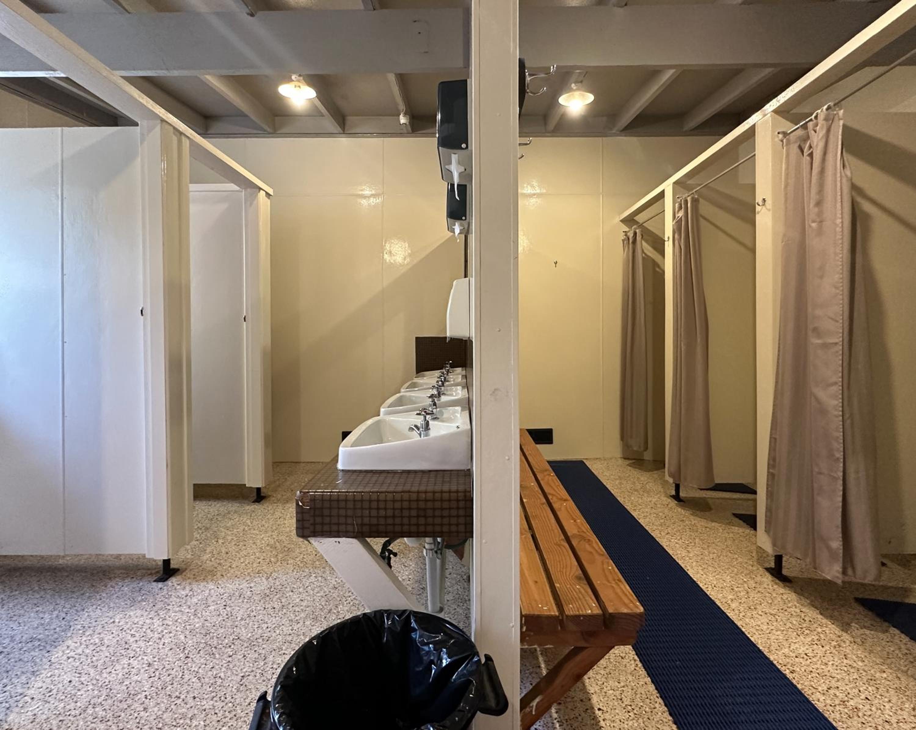 The Crossing Lodge & Backpackers