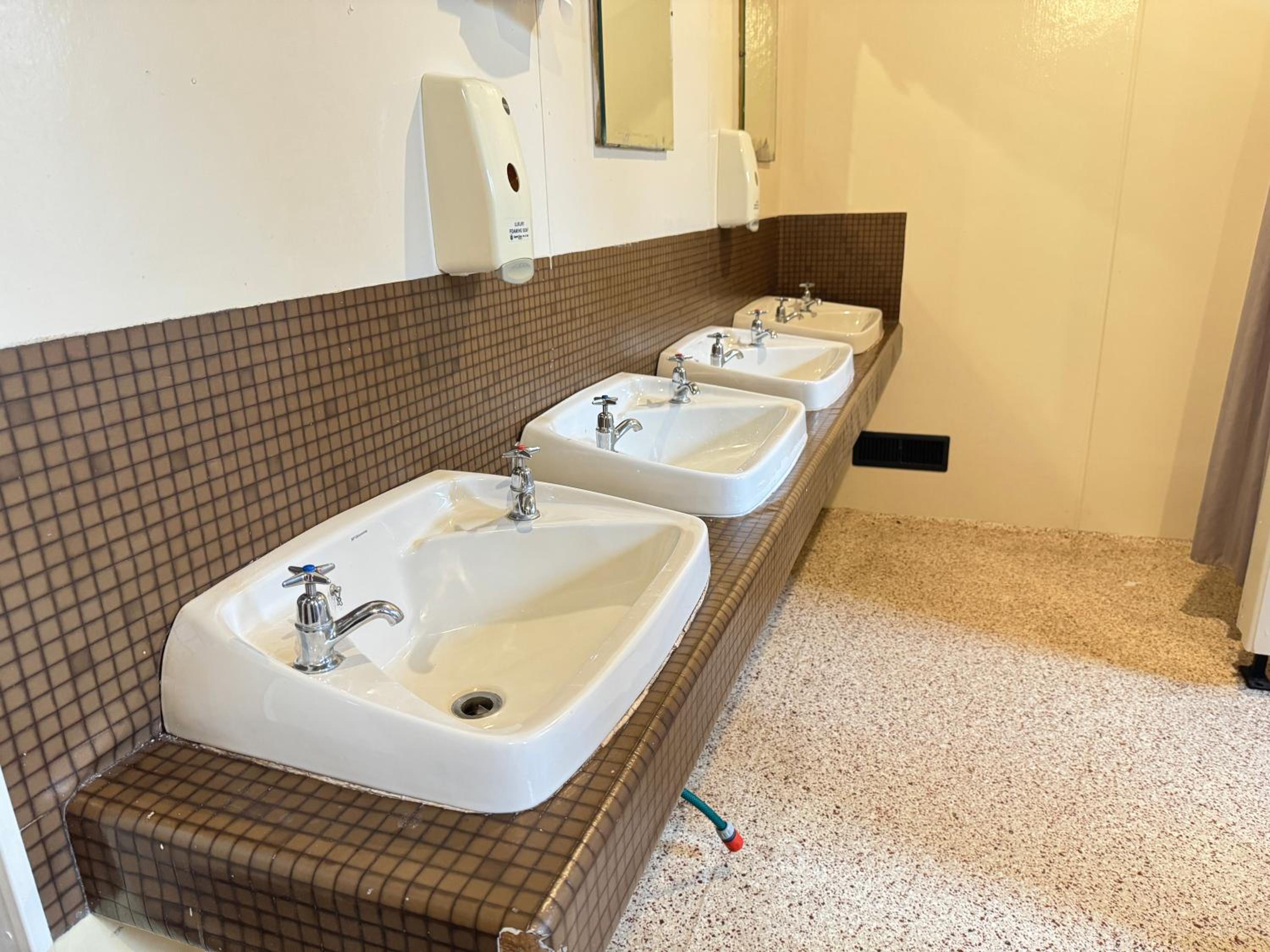 The Crossing Lodge & Backpackers