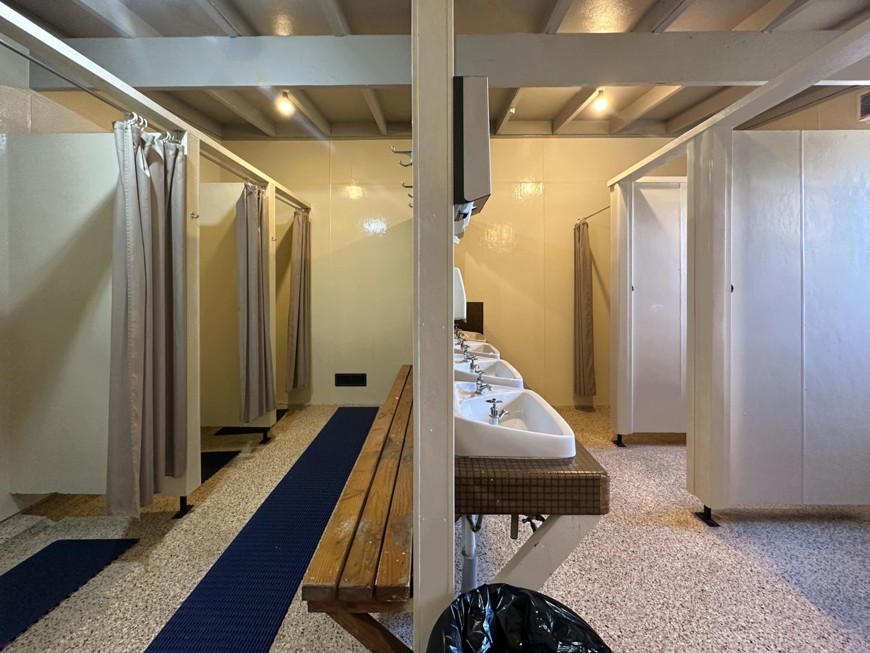 The Crossing Lodge & Backpackers