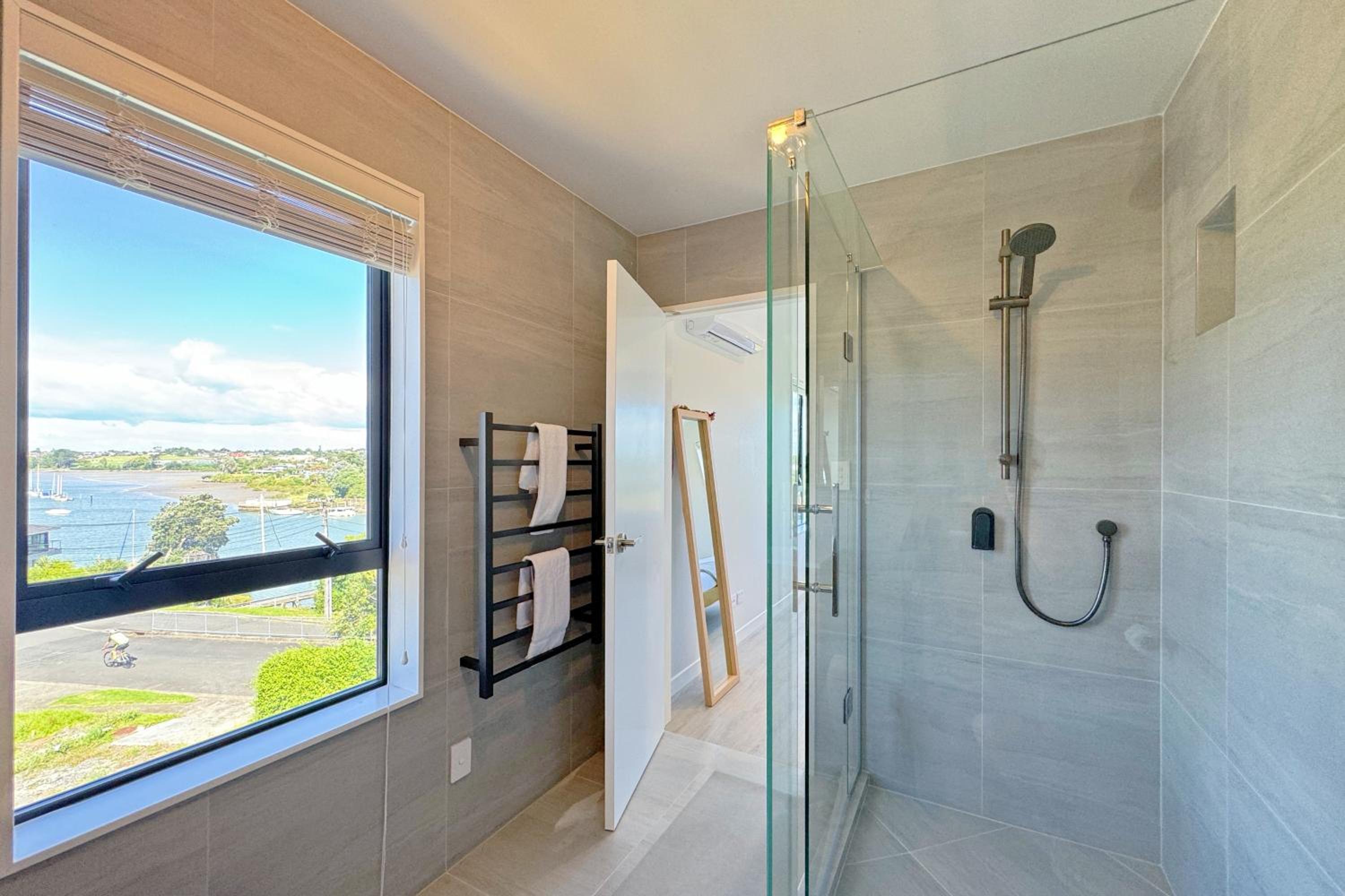 Brand New Retreat: Serene Living in East Auckland photo 4