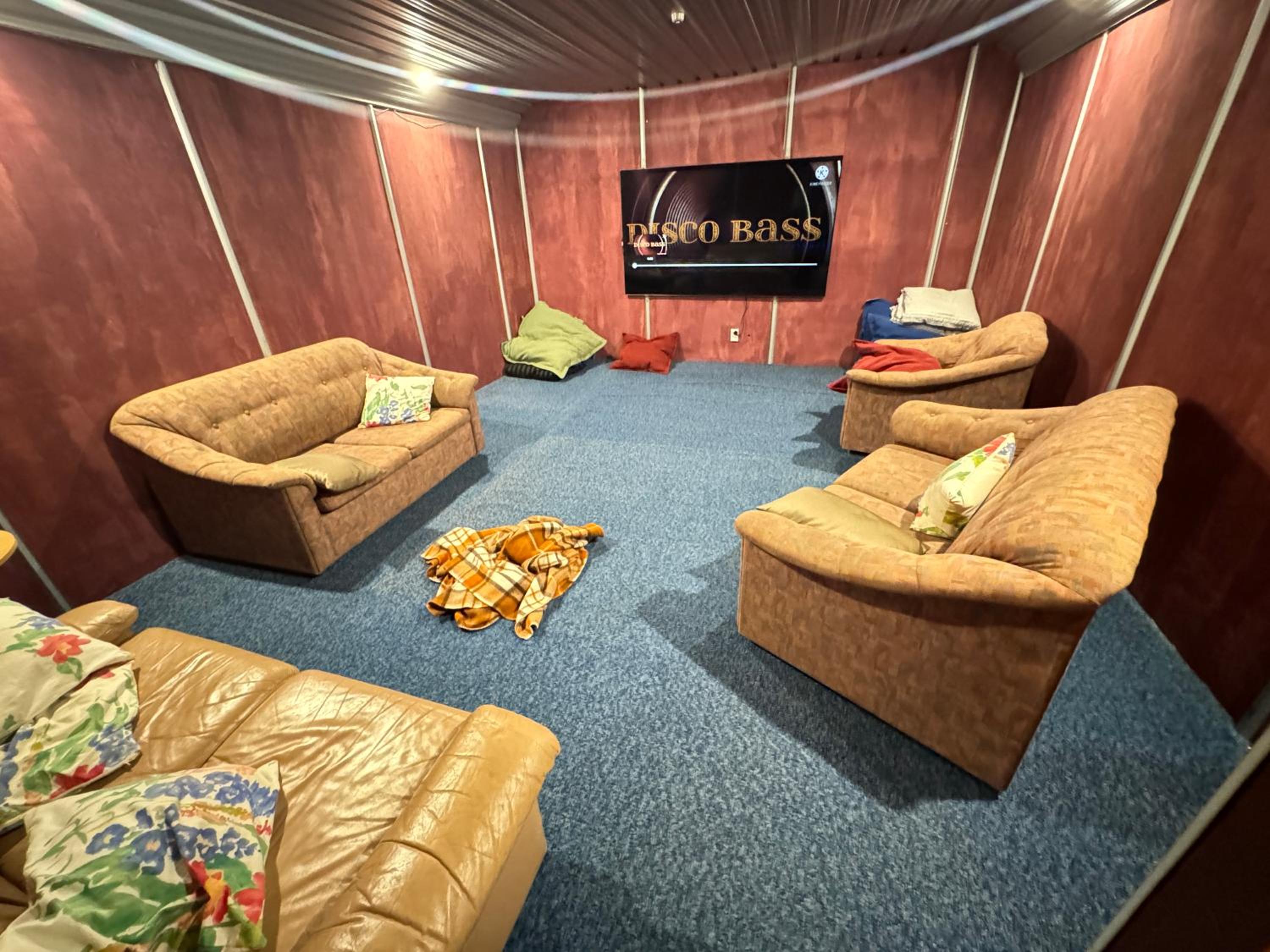 The Crossing Lodge & Backpackers