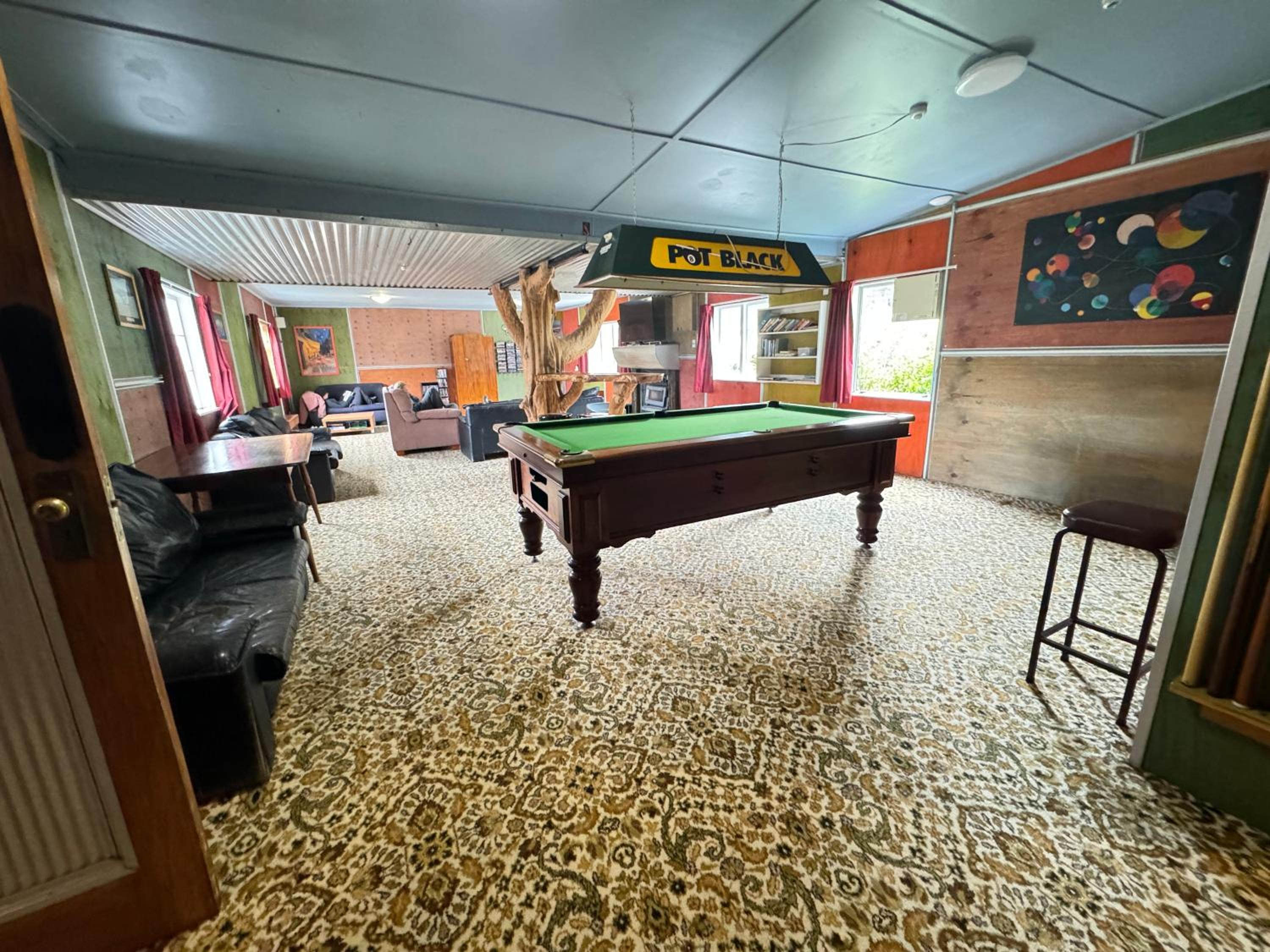 The Crossing Lodge & Backpackers