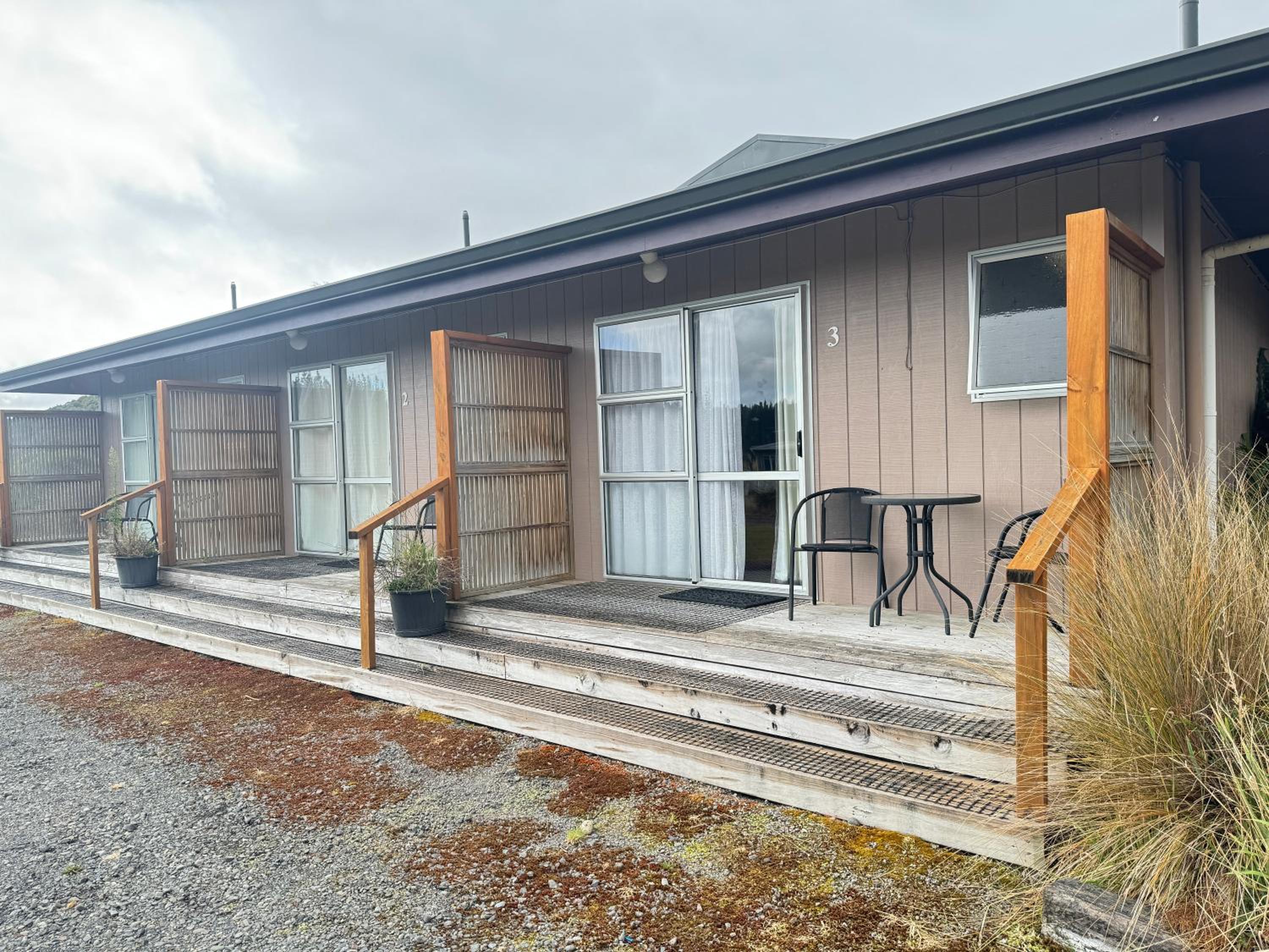 The Crossing Lodge & Backpackers