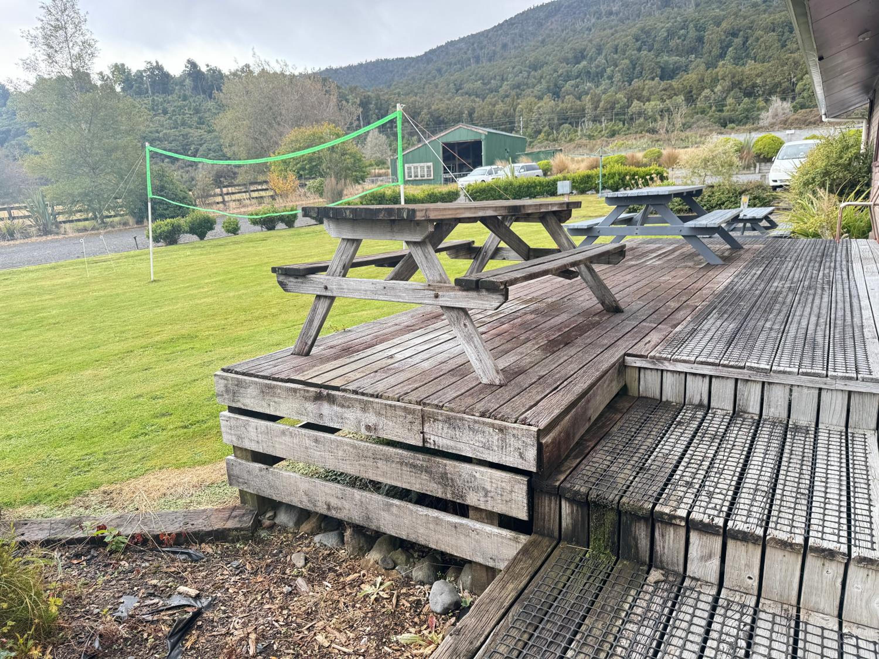 The Crossing Lodge & Backpackers