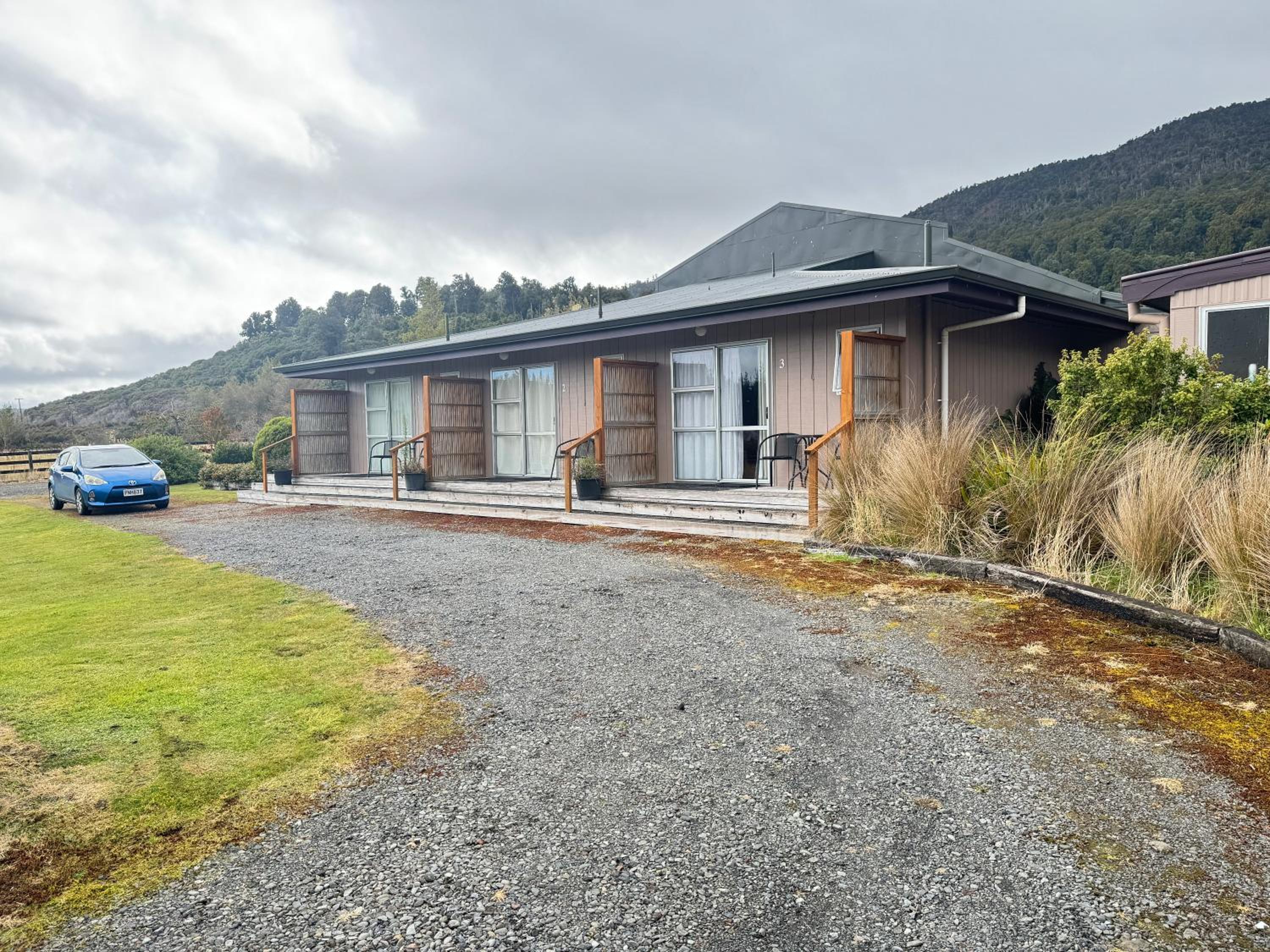 The Crossing Lodge & Backpackers