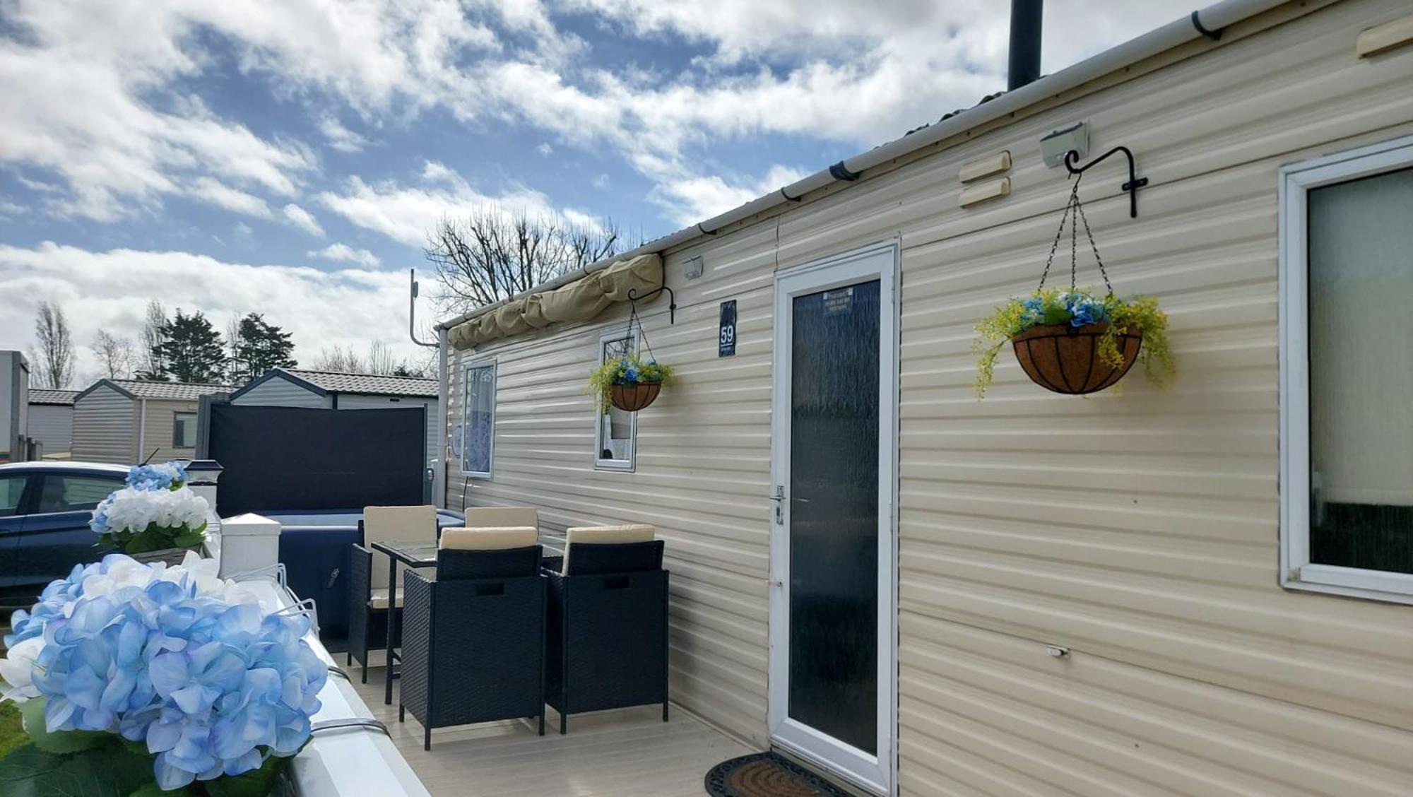 Bright Family Caravan with Deck & BBQ at Seawick Holiday Park, Clacton view 4