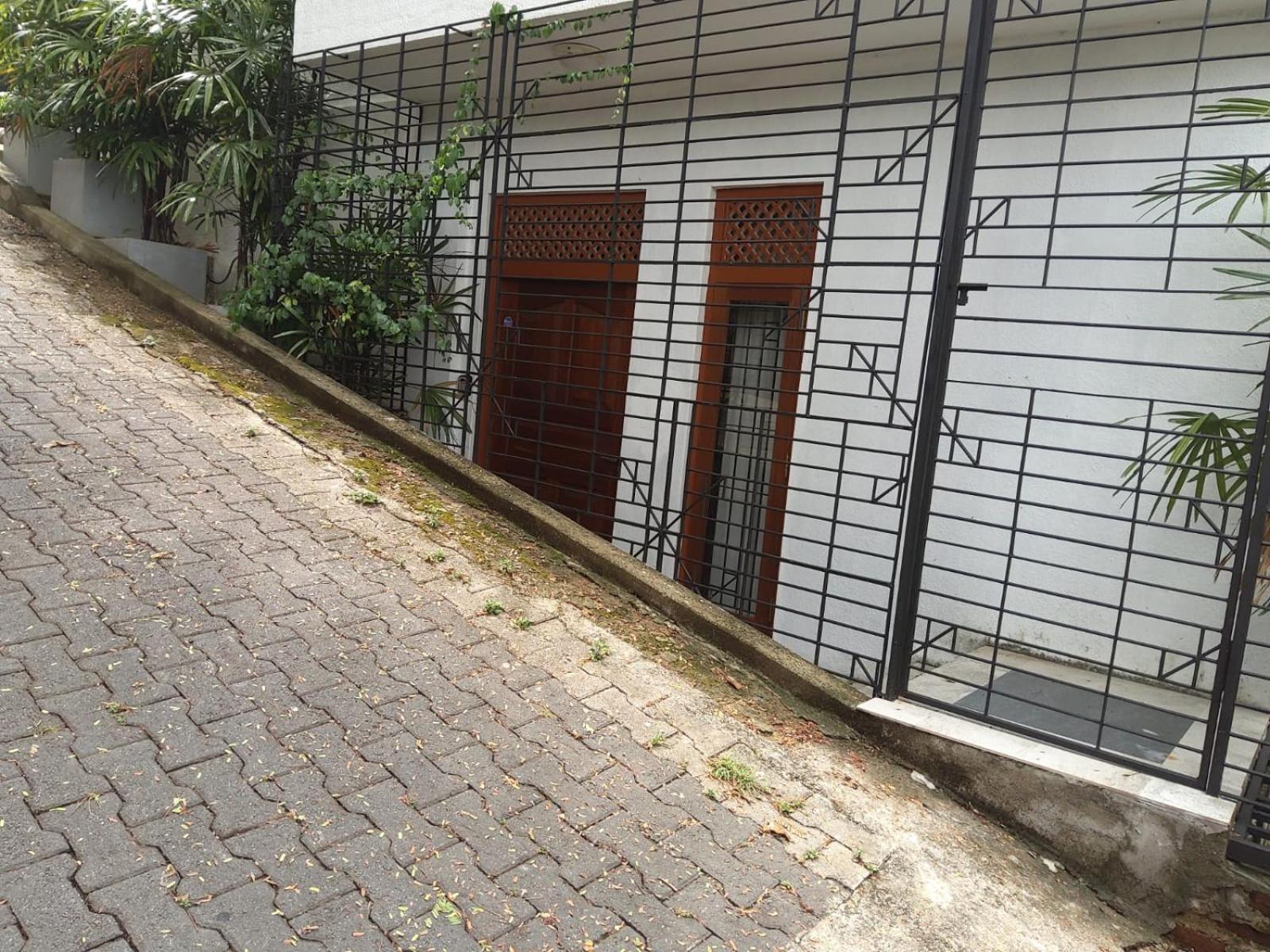 Red Rocks Studio - Comfortable and serene cottage surrounded with palms and tamarind tree