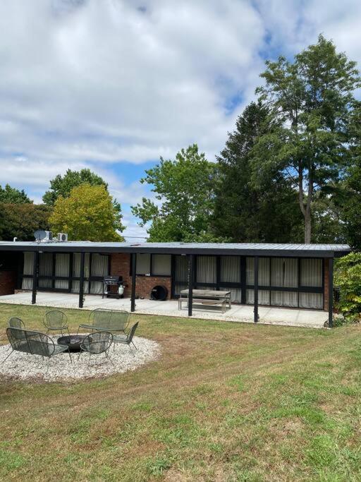Sibbel House- Luxurious Mid-Century Modern Home, Yarra Valley