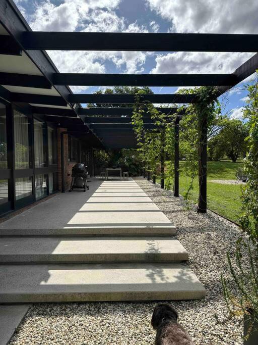 Sibbel House- Luxurious Mid-Century Modern Home, Yarra Valley