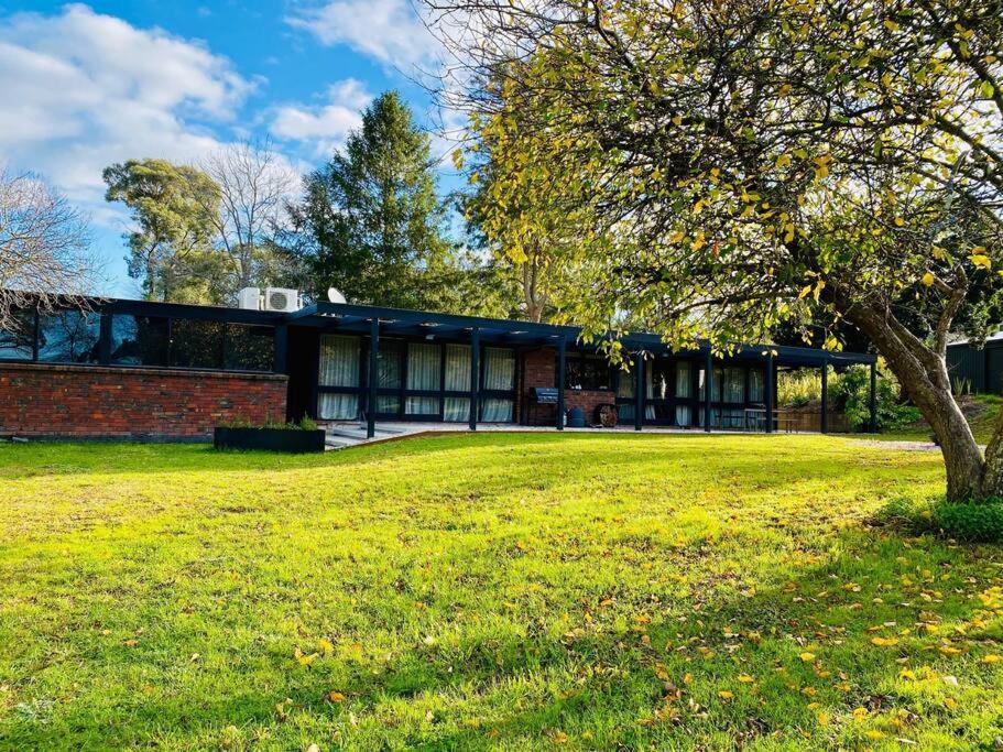Sibbel House- Luxurious Mid-Century Modern Home, Yarra Valley