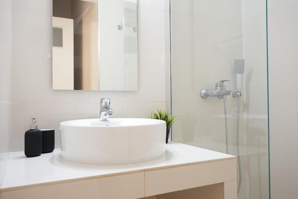 Syntagma square, 70sqm Pentelis sunny apartment