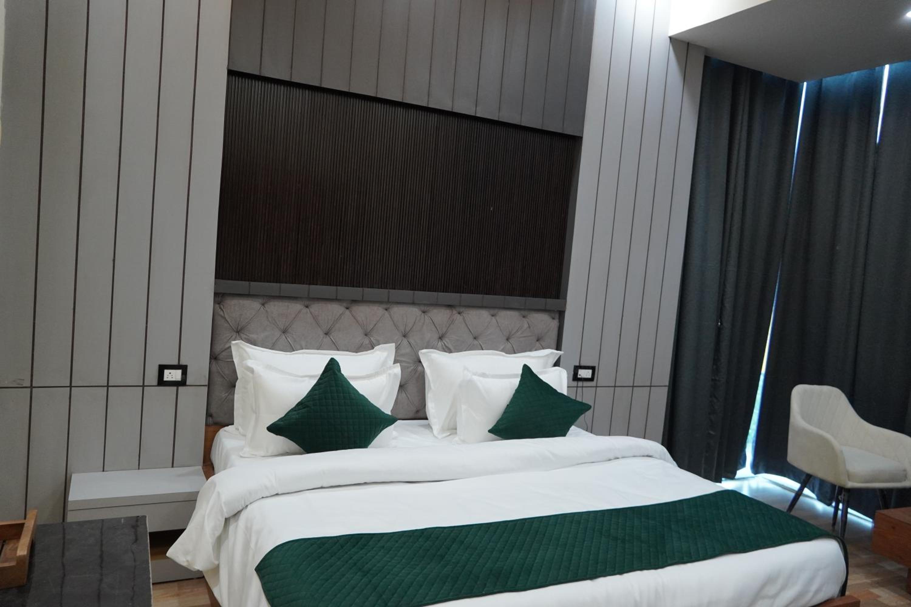 Green Sarovar Hotel & Restaurant