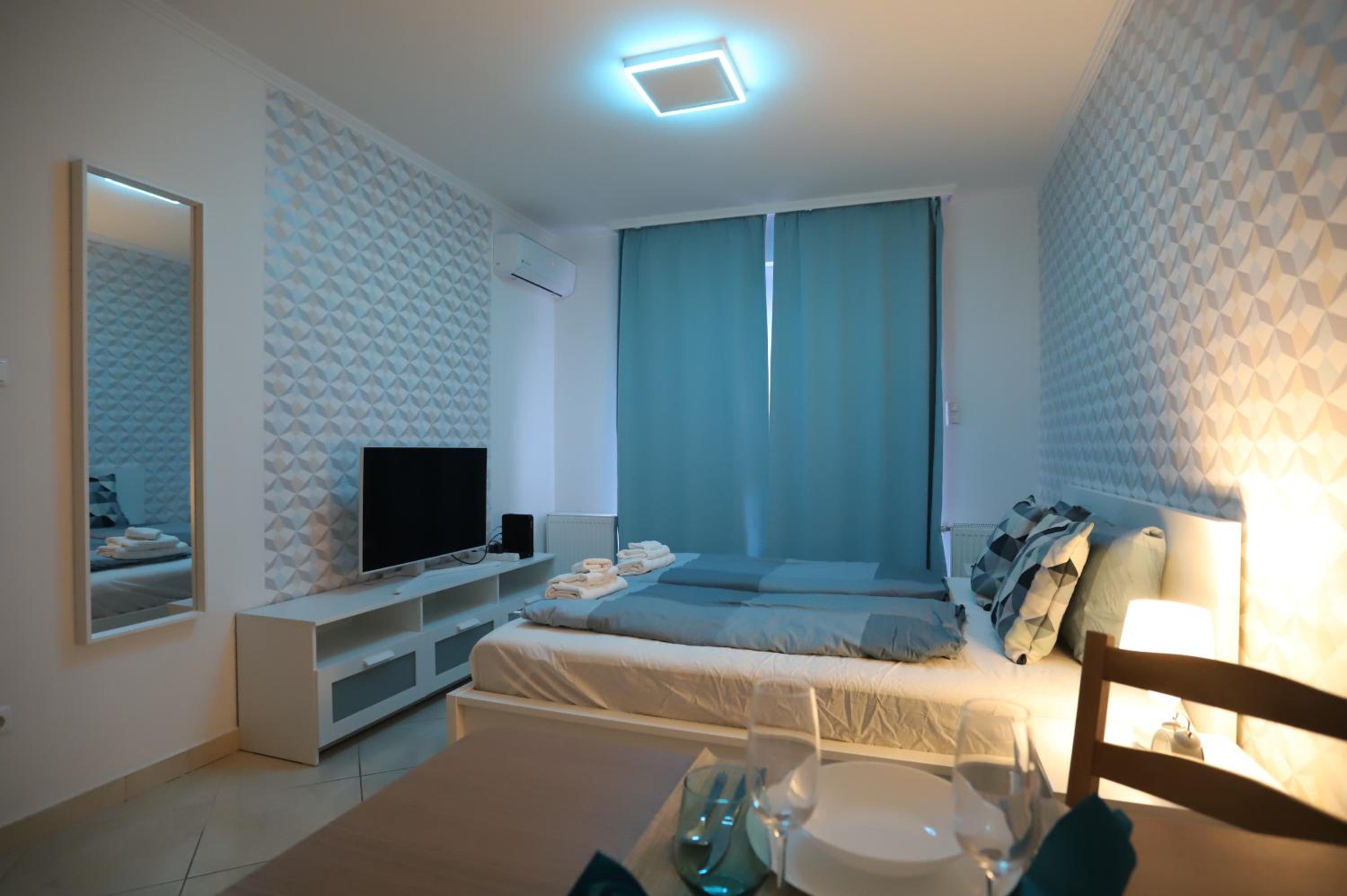 Airport Luxury Apartment with Balcony + Free parking