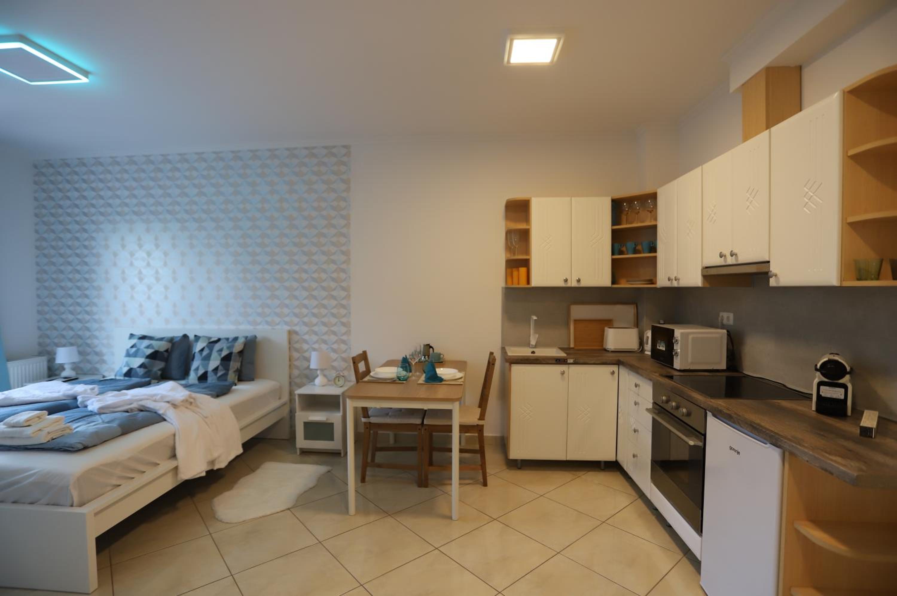 Airport Luxury Apartment with Balcony + Free parking
