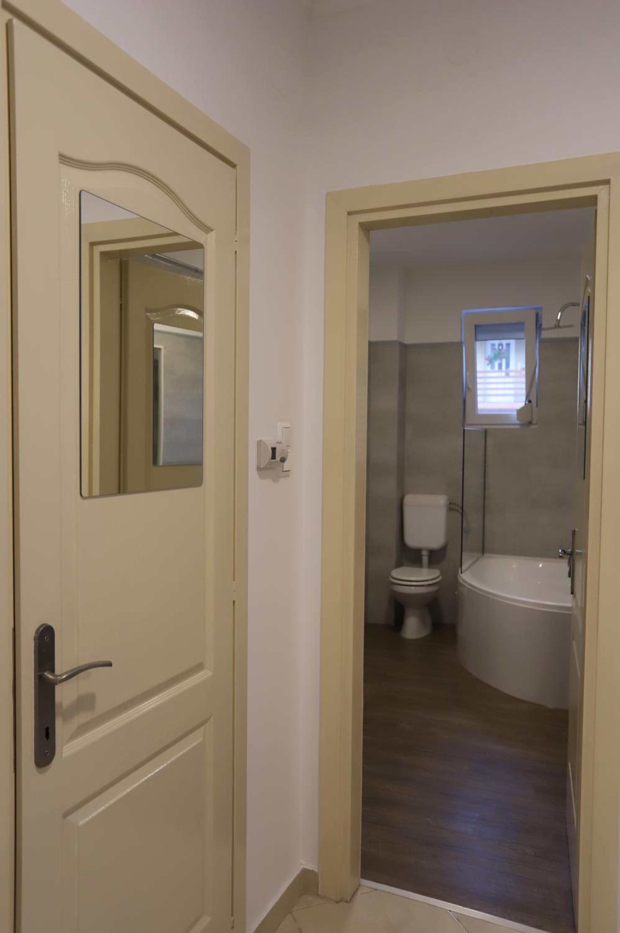 Airport Luxury Apartment with Balcony + Free parking