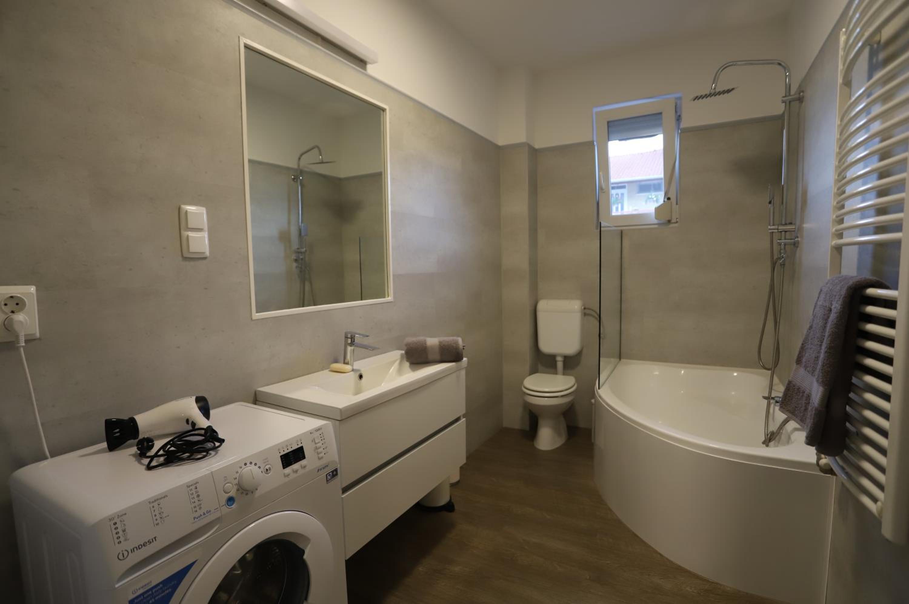Airport Luxury Apartment with Balcony + Free parking