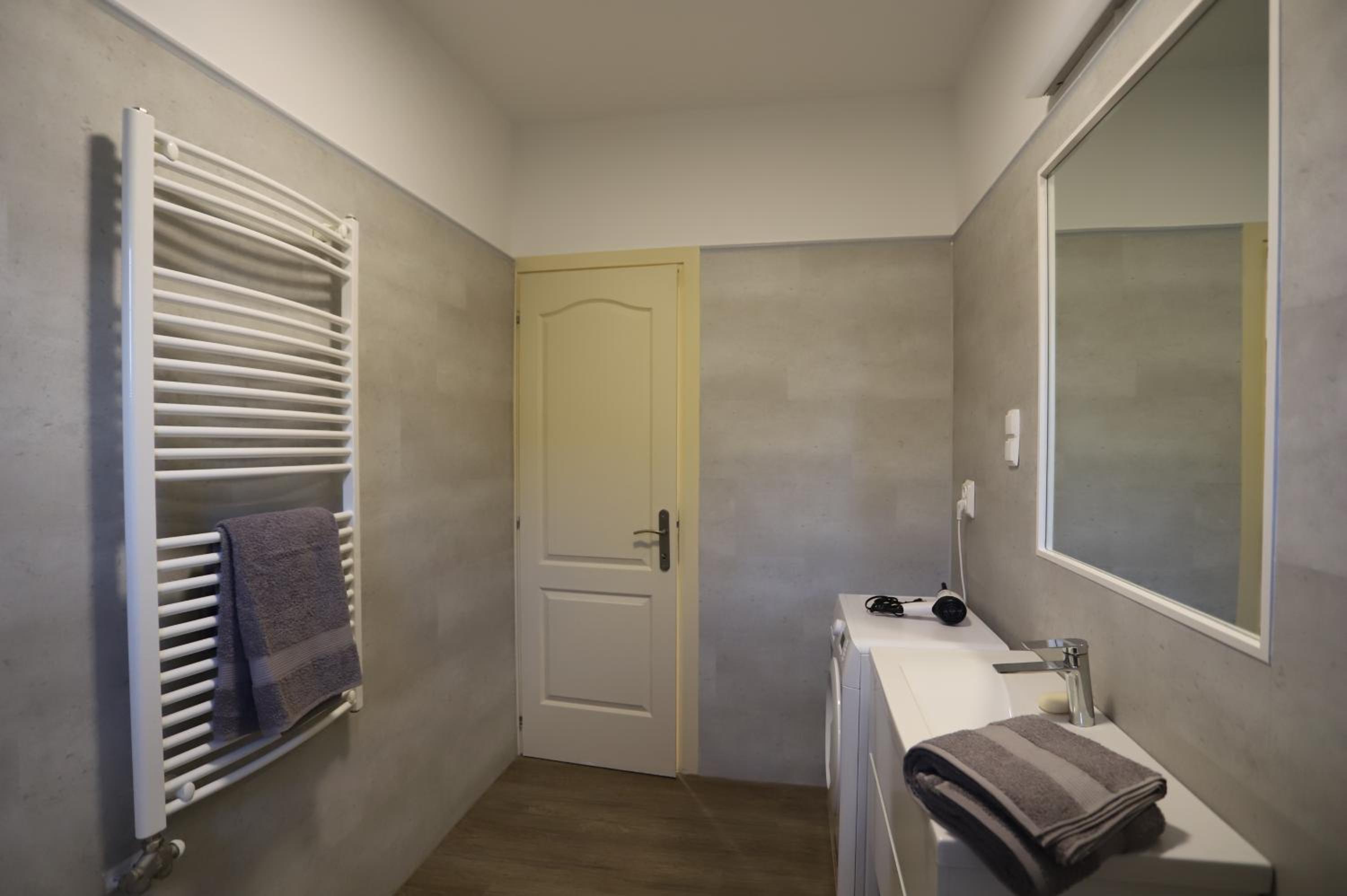 Airport Luxury Apartment with Balcony + Free parking