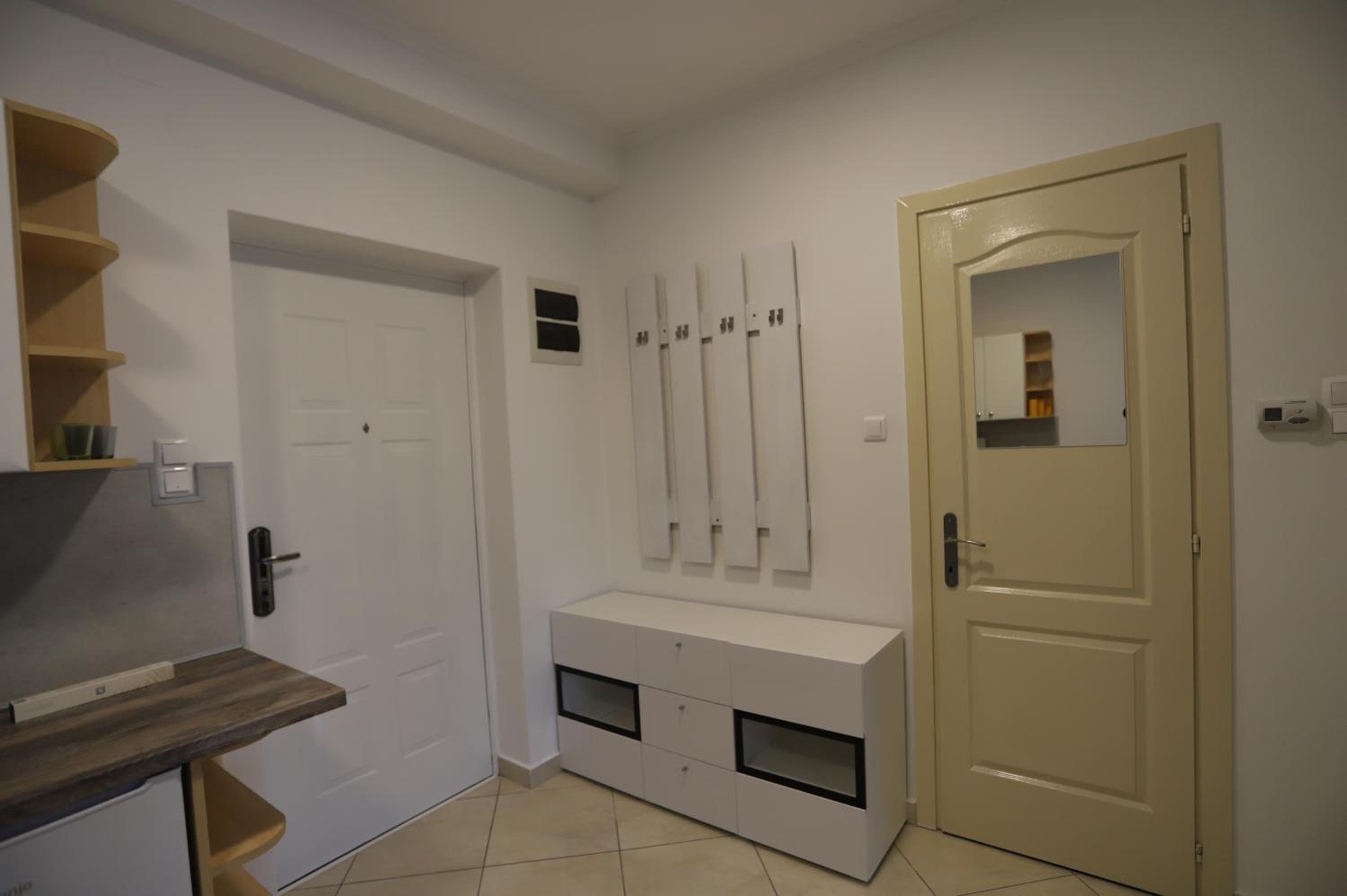Airport Luxury Apartment with Balcony + Free parking