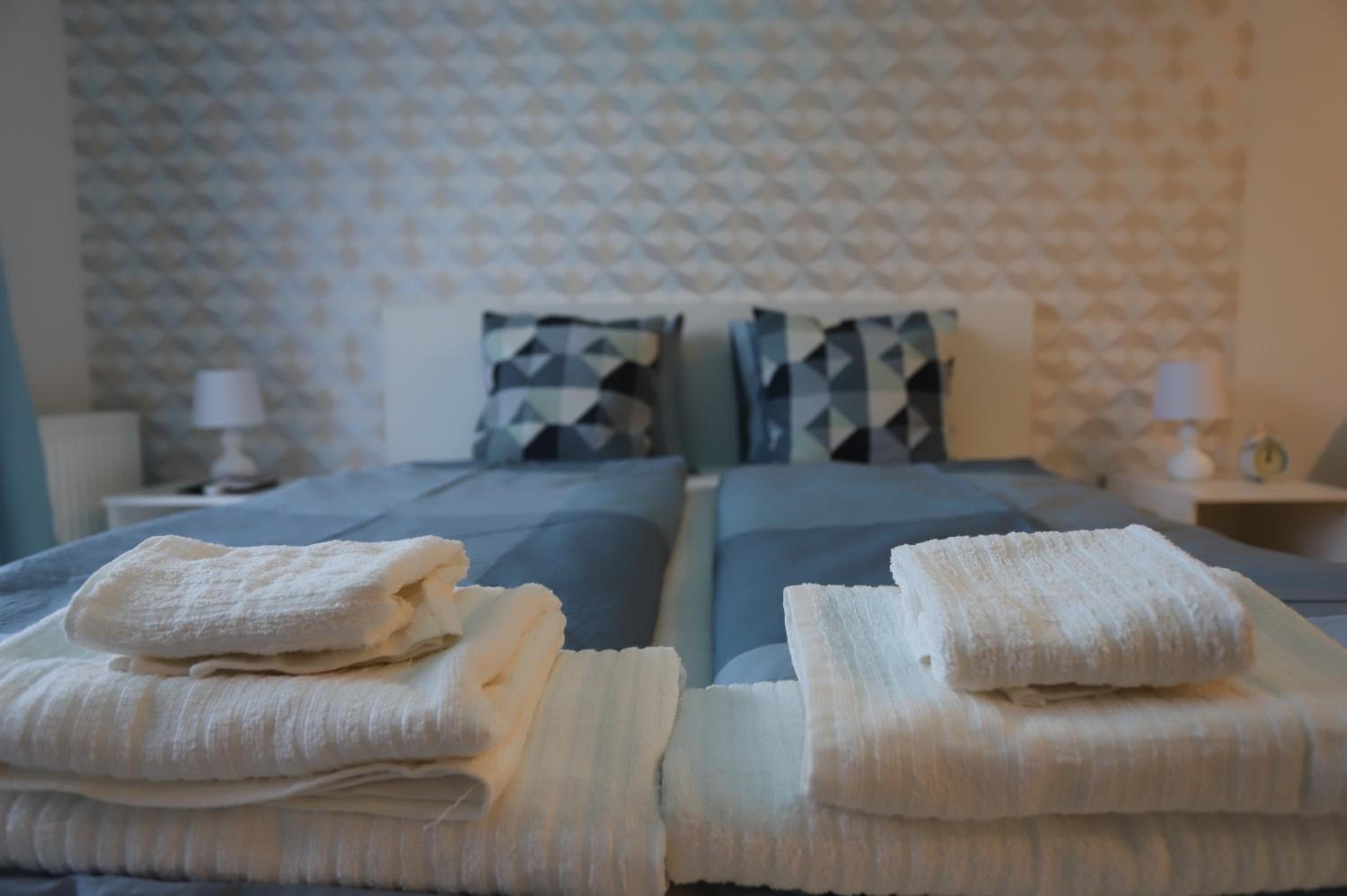 Airport Luxury Apartment with Balcony + Free parking