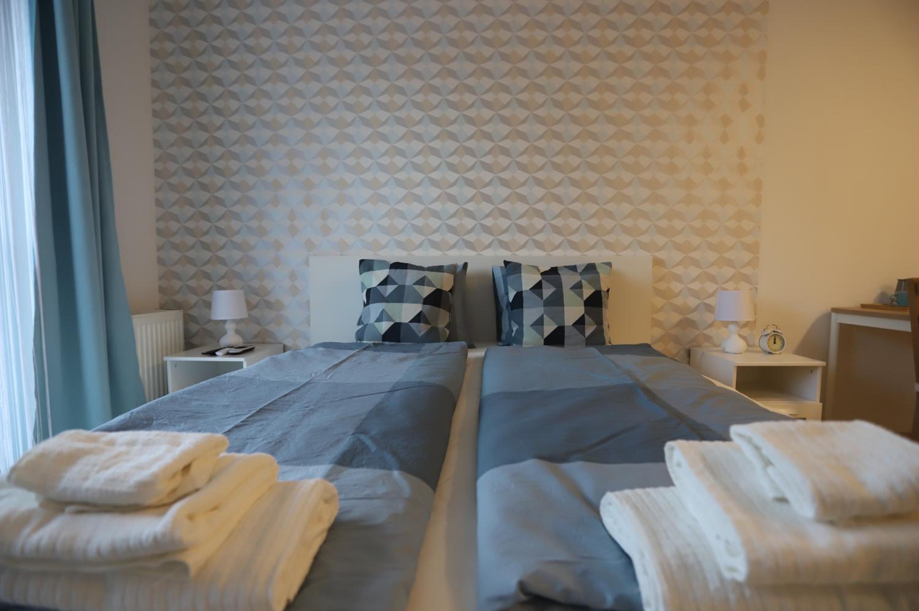 Airport Luxury Apartment with Balcony + Free parking