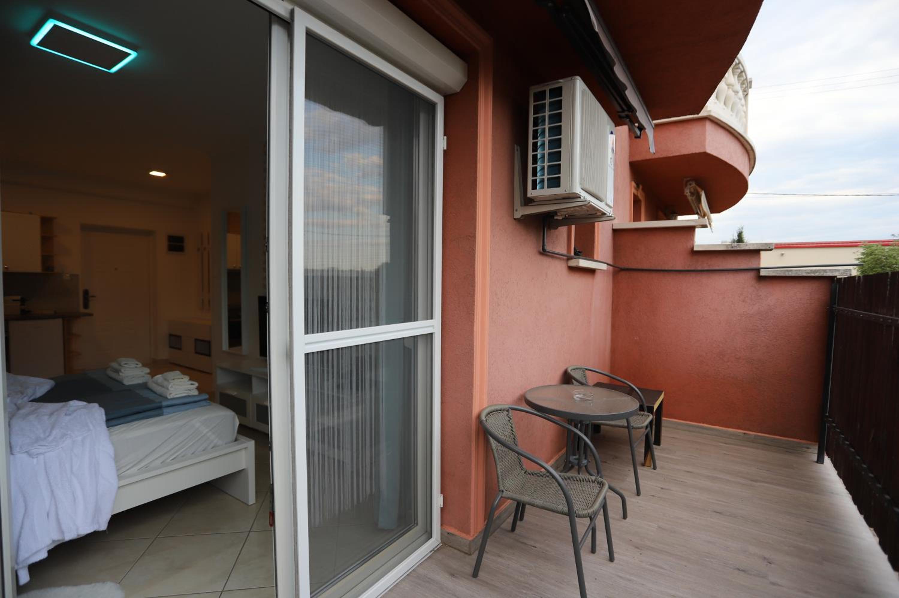 Airport Luxury Apartment with Balcony + Free parking