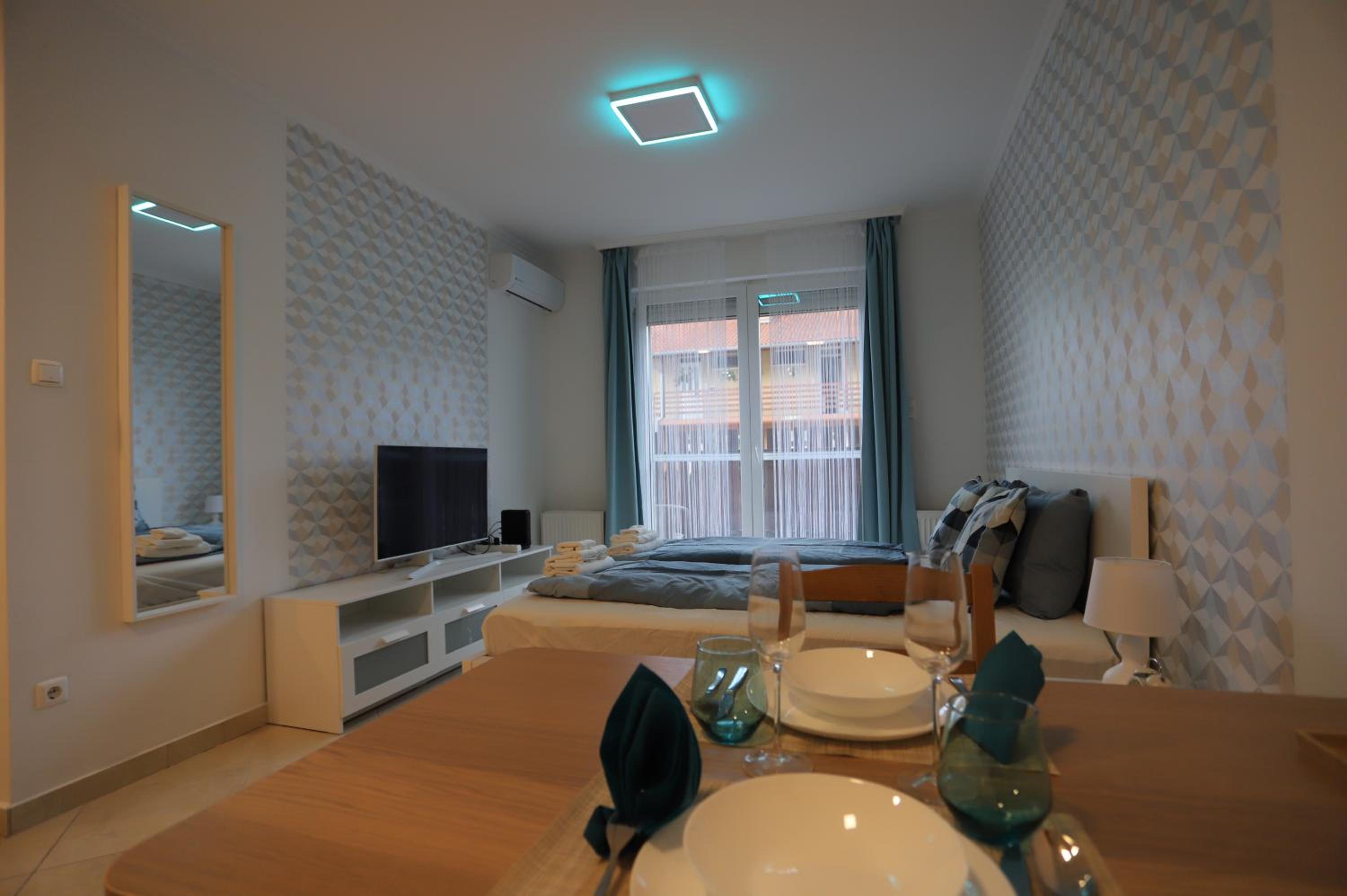 Airport Luxury Apartment with Balcony + Free parking