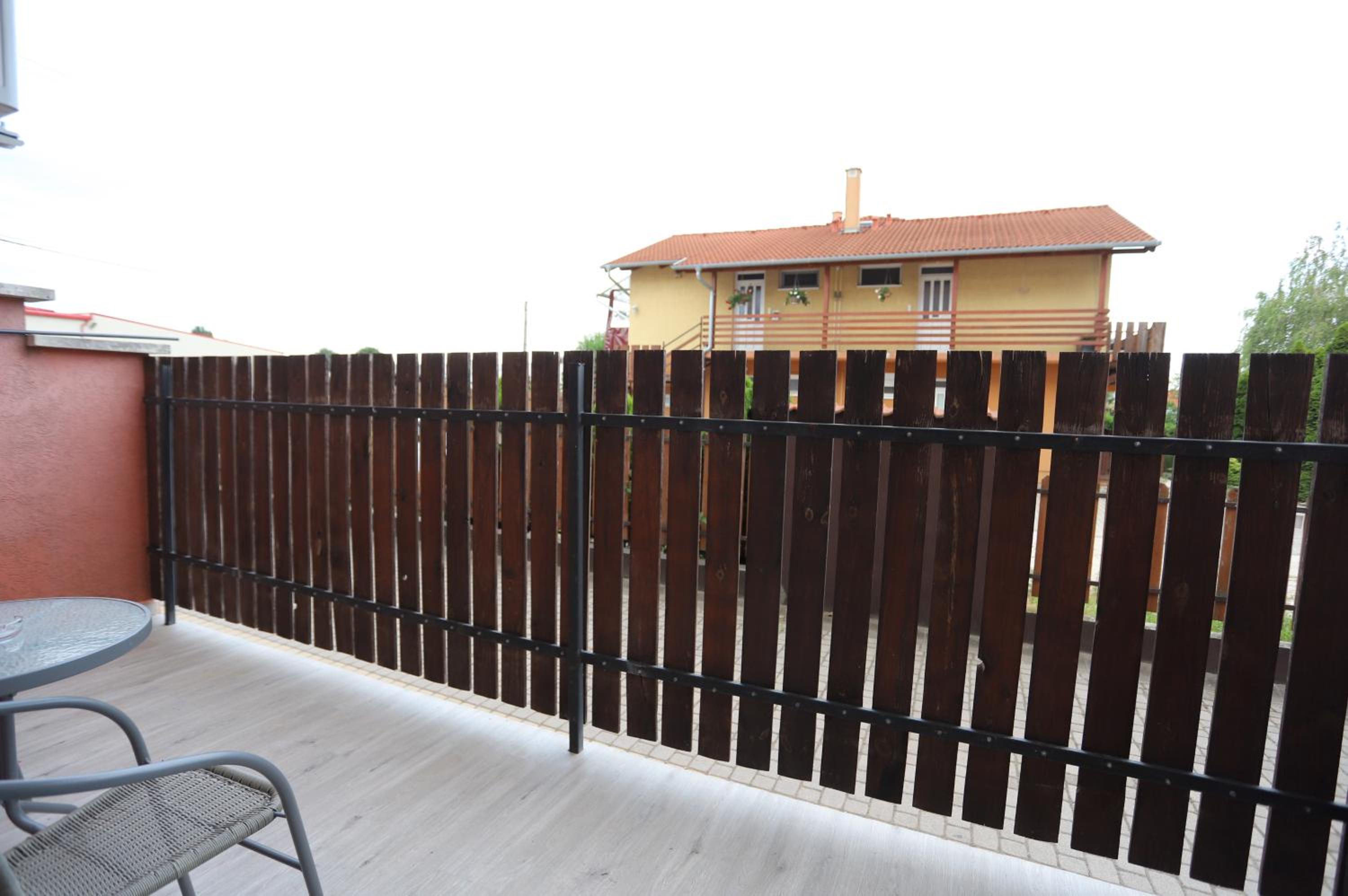 Airport Luxury Apartment with Balcony + Free parking