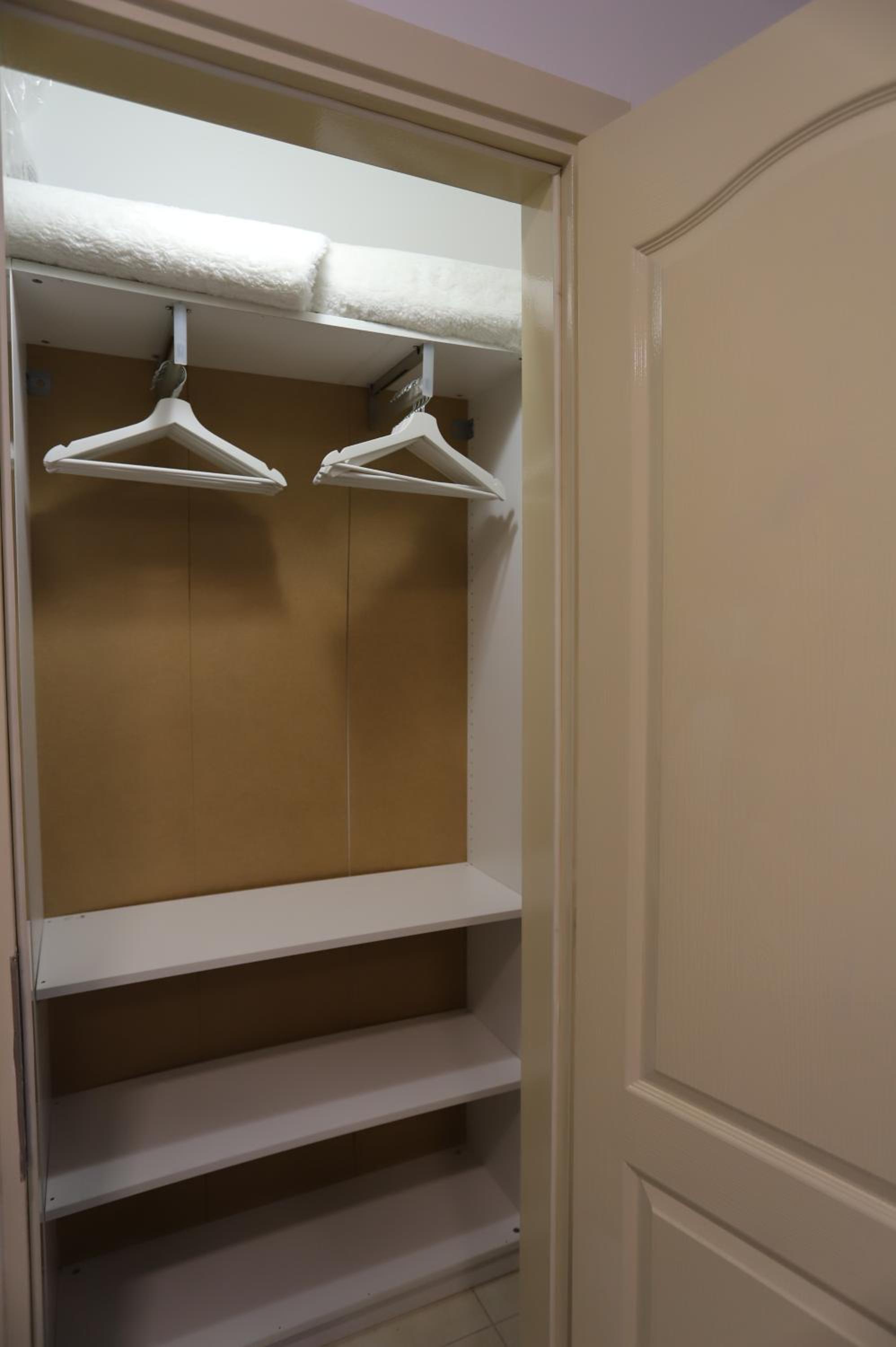 Airport Luxury Apartment with Balcony + Free parking