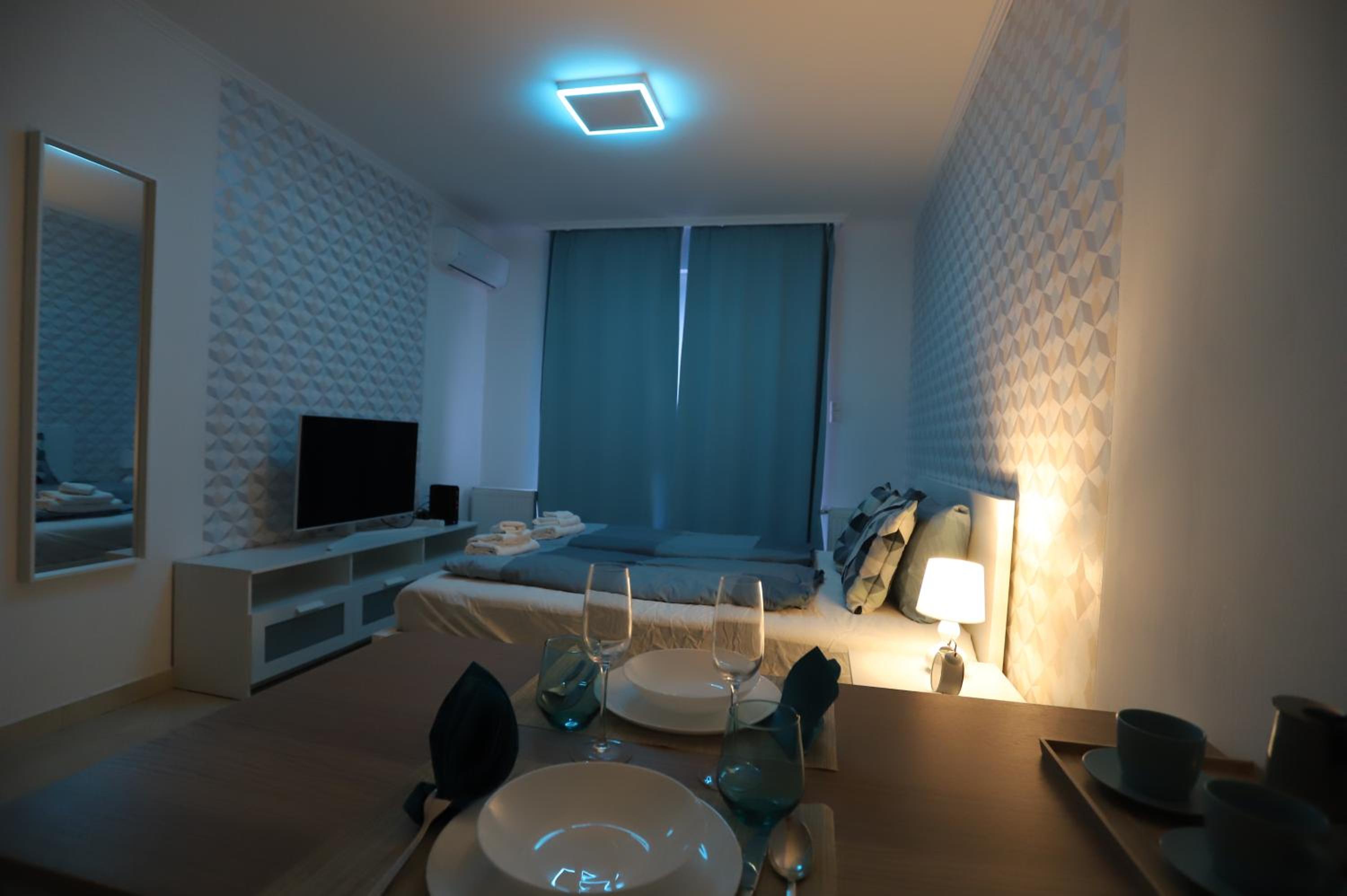 Airport Luxury Apartment with Balcony + Free parking