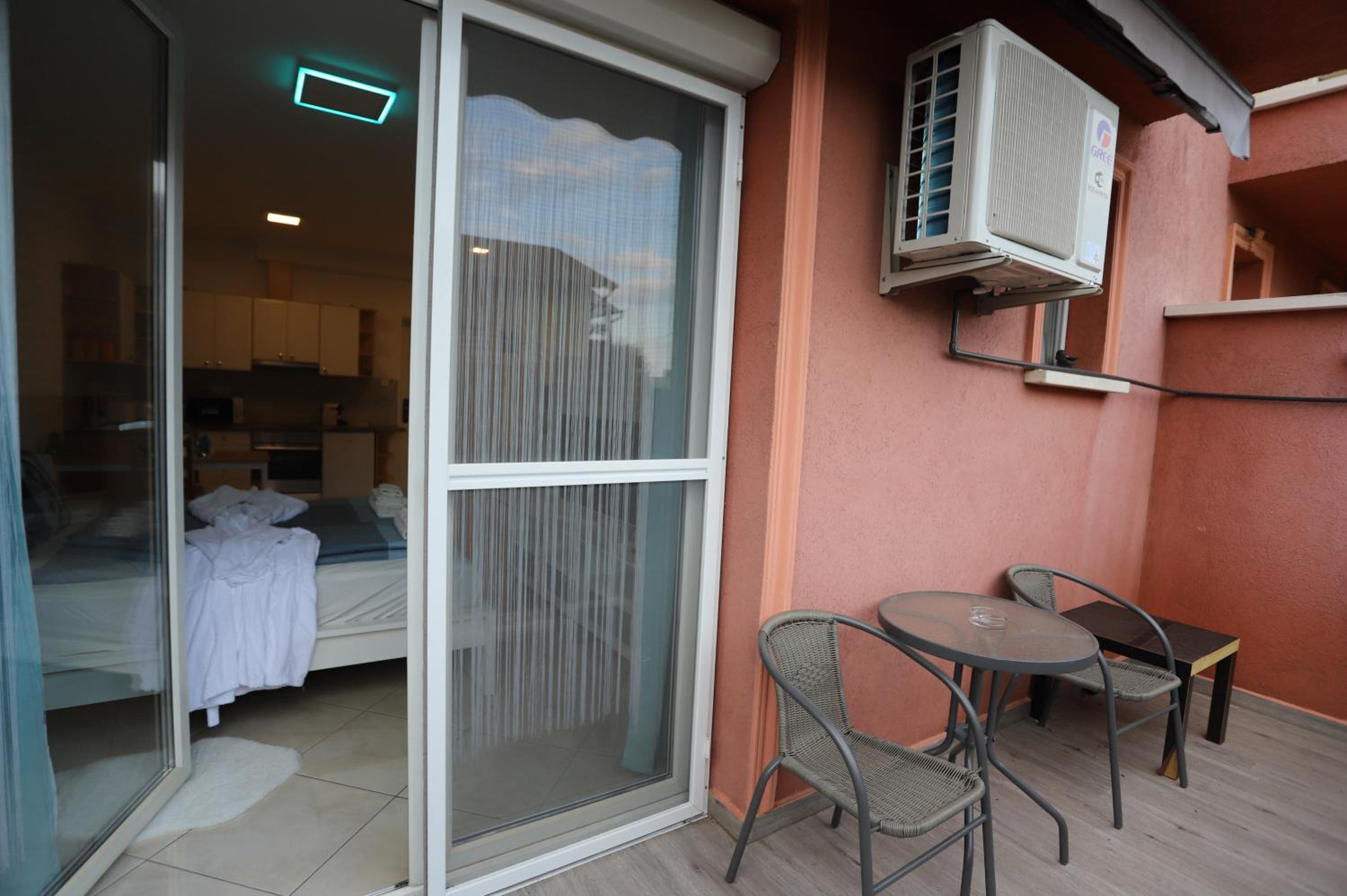 Airport Luxury Apartment with Balcony + Free parking