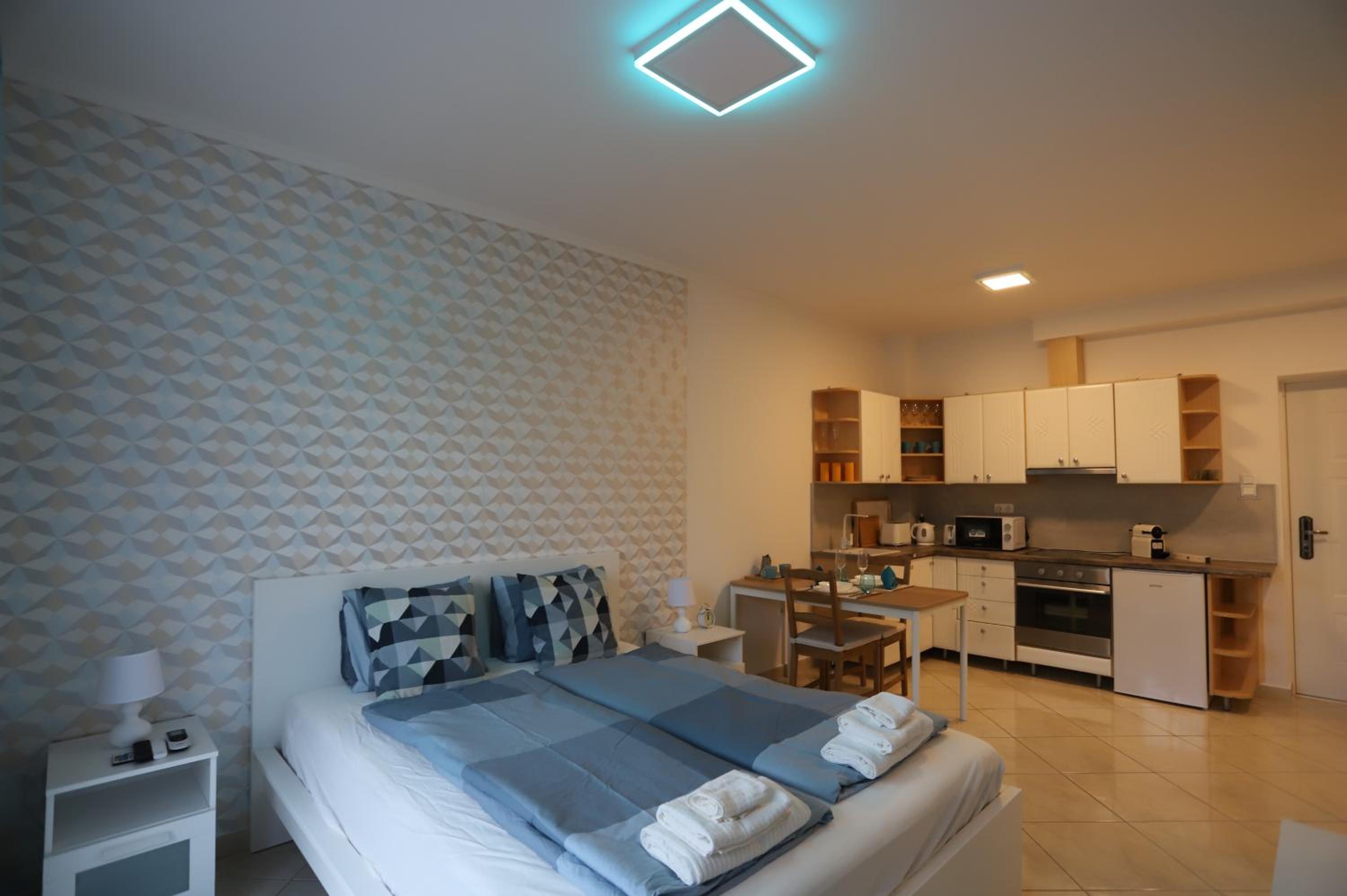 Airport Luxury Apartment with Balcony + Free parking