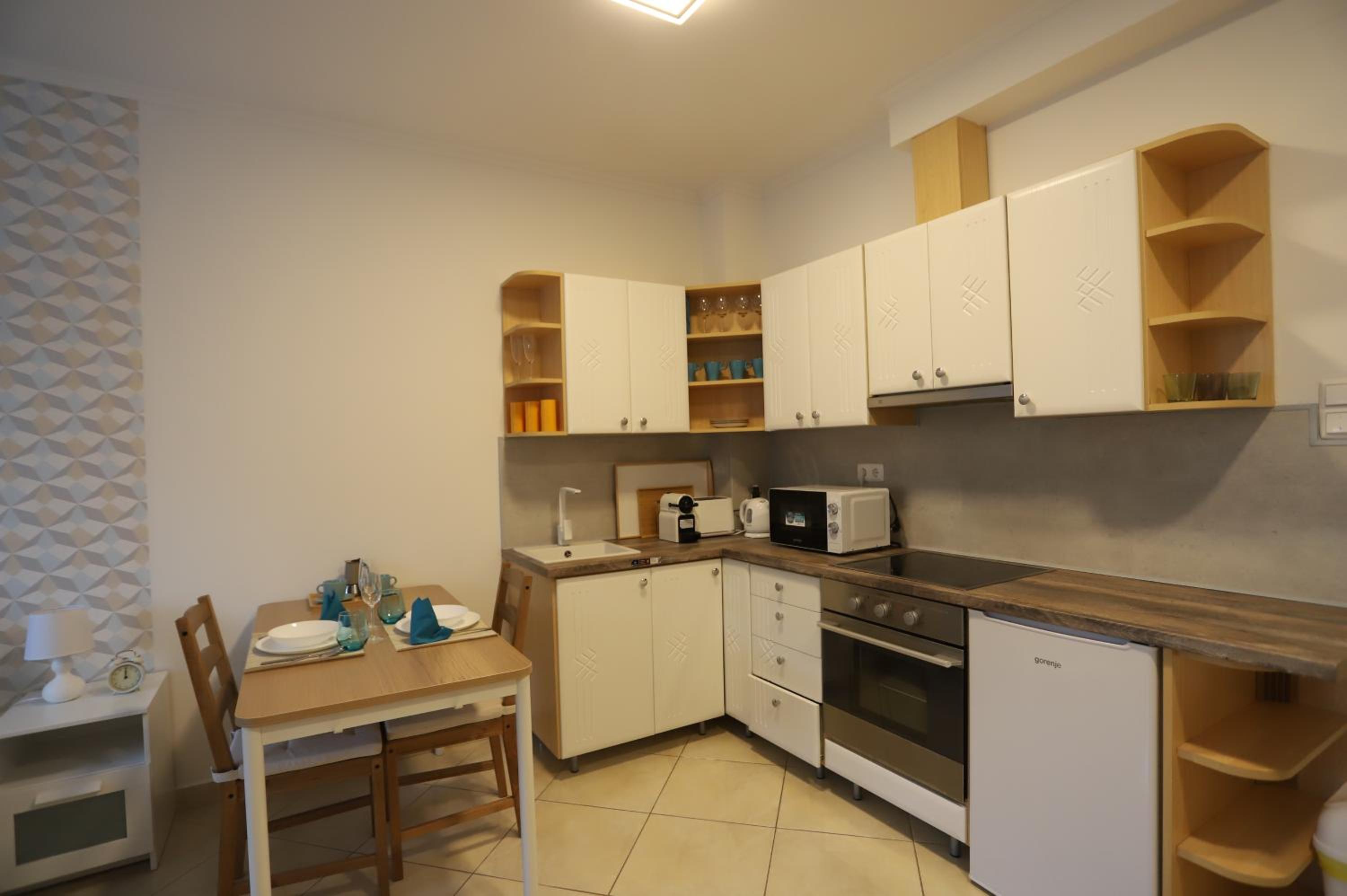 Airport Luxury Apartment with Balcony + Free parking