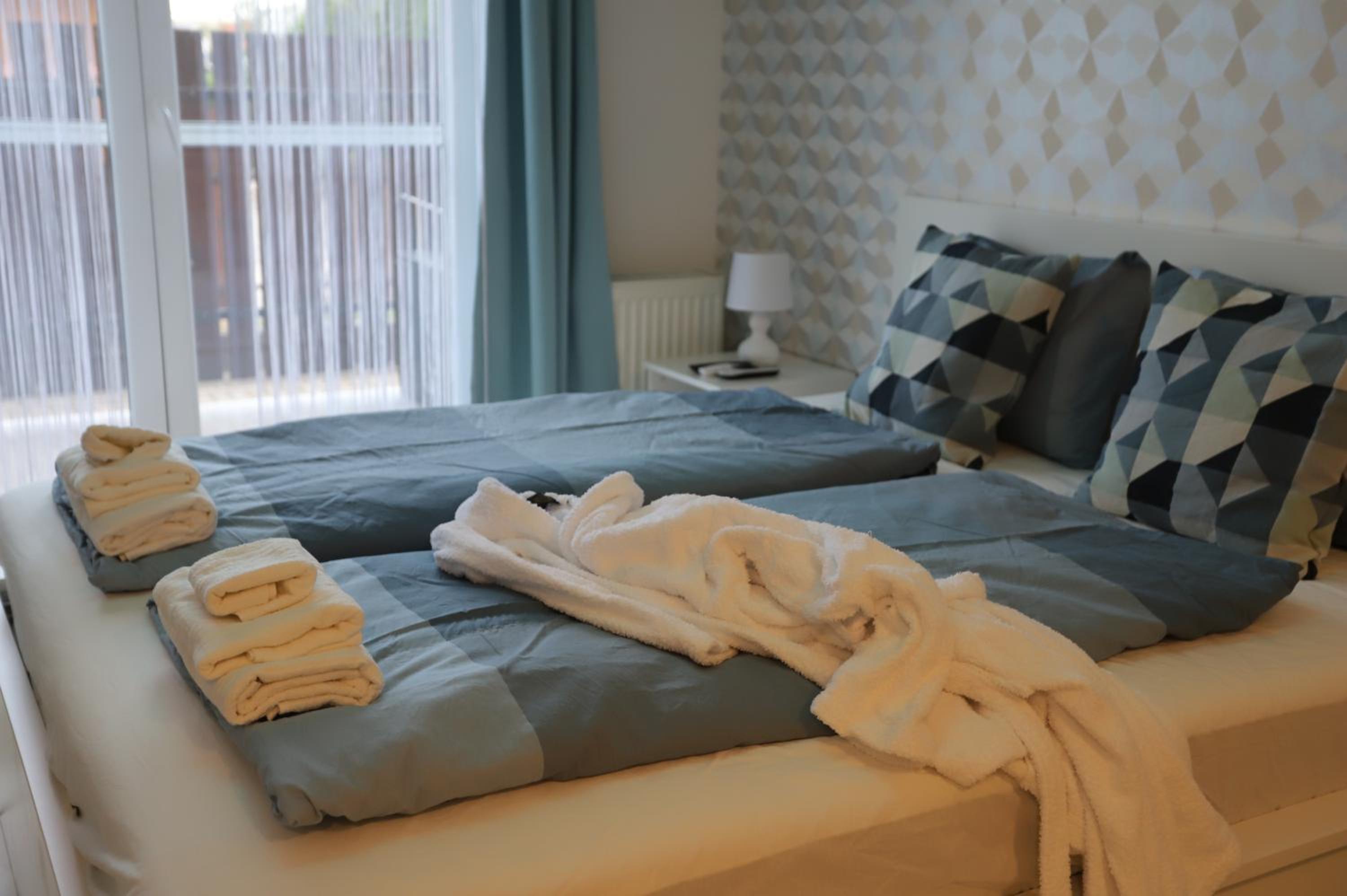 Airport Luxury Apartment with Balcony + Free parking