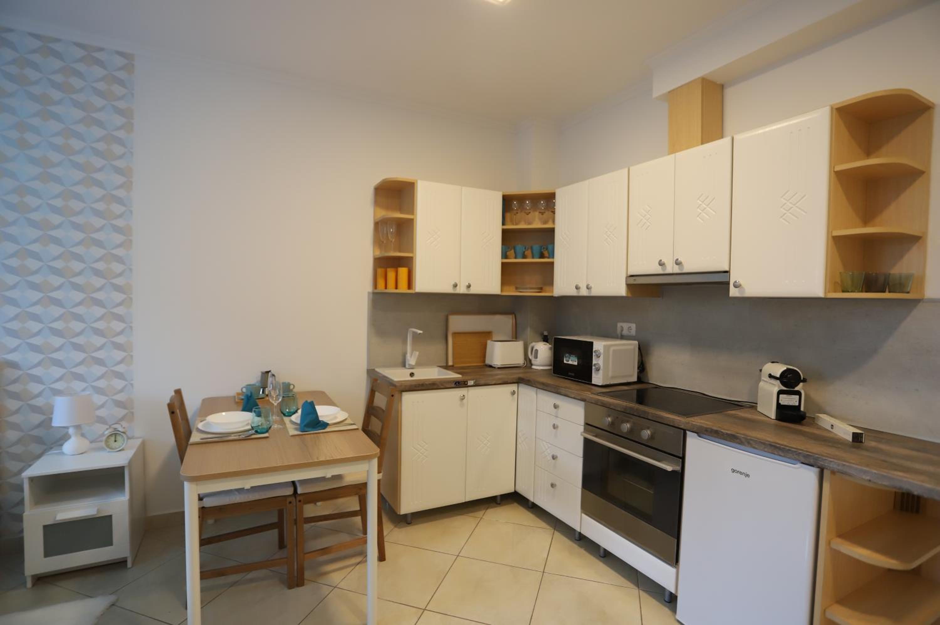Airport Luxury Apartment with Balcony + Free parking