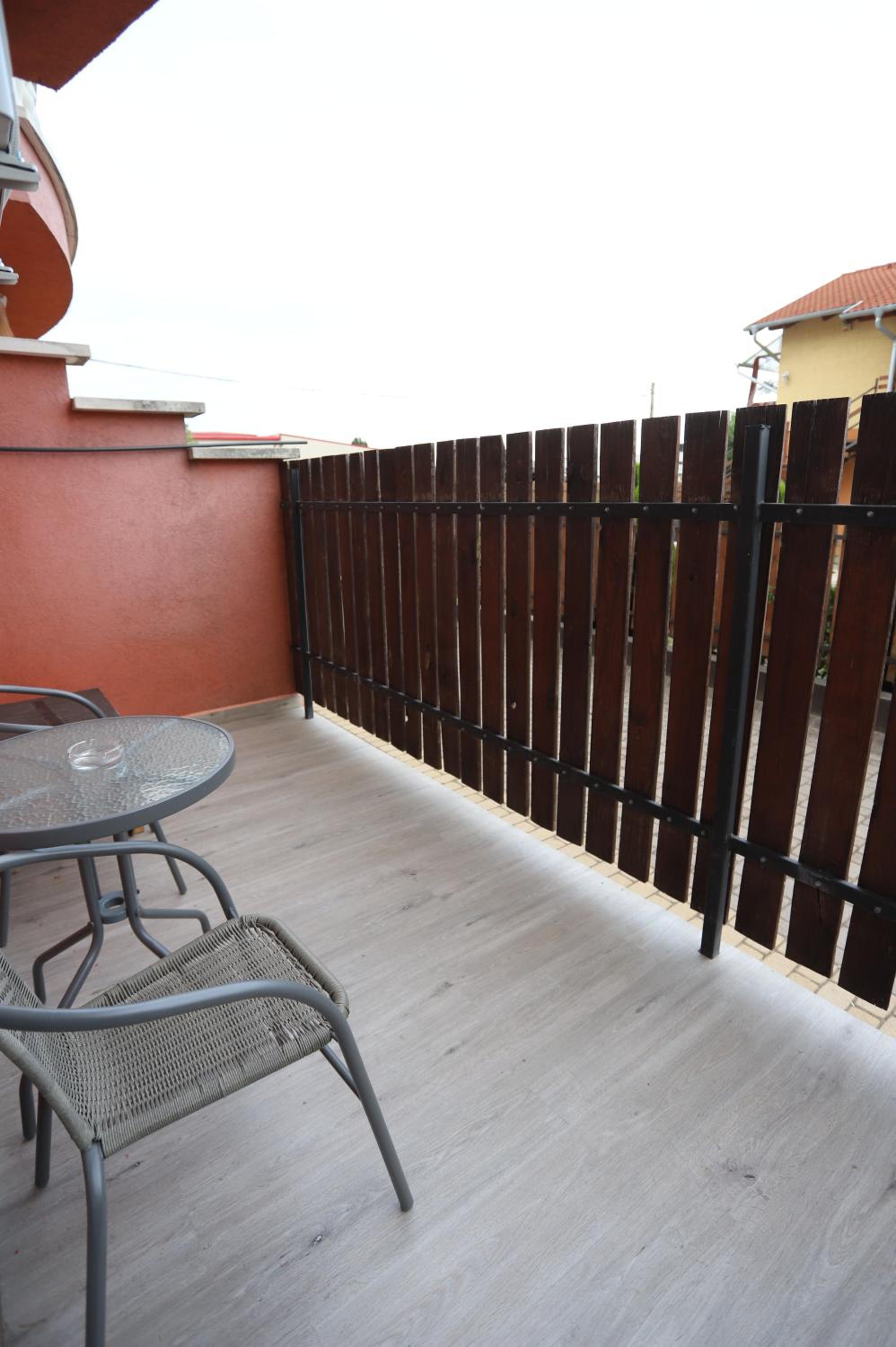 Airport Luxury Apartment with Balcony + Free parking
