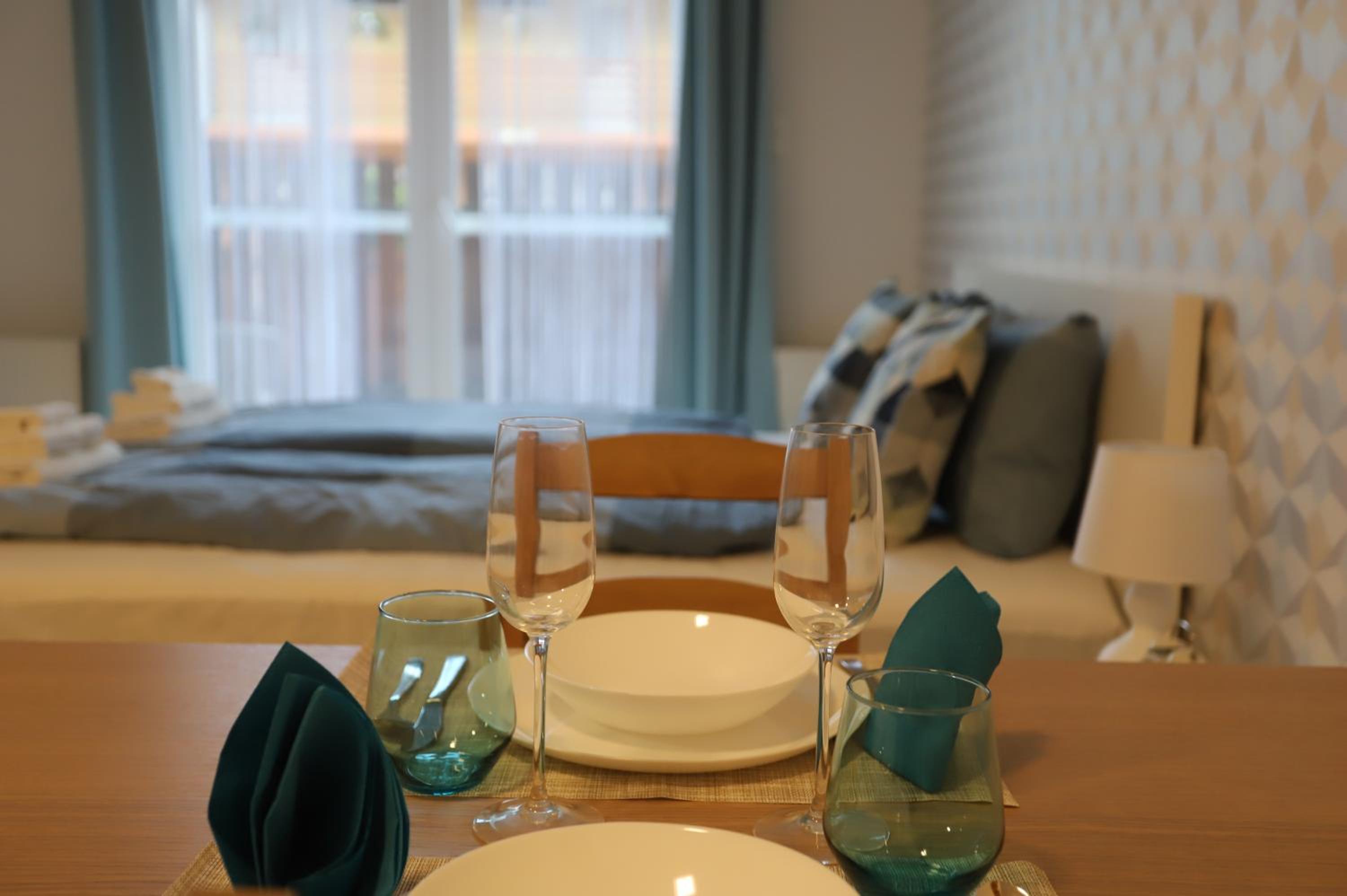 Airport Luxury Apartment with Balcony + Free parking