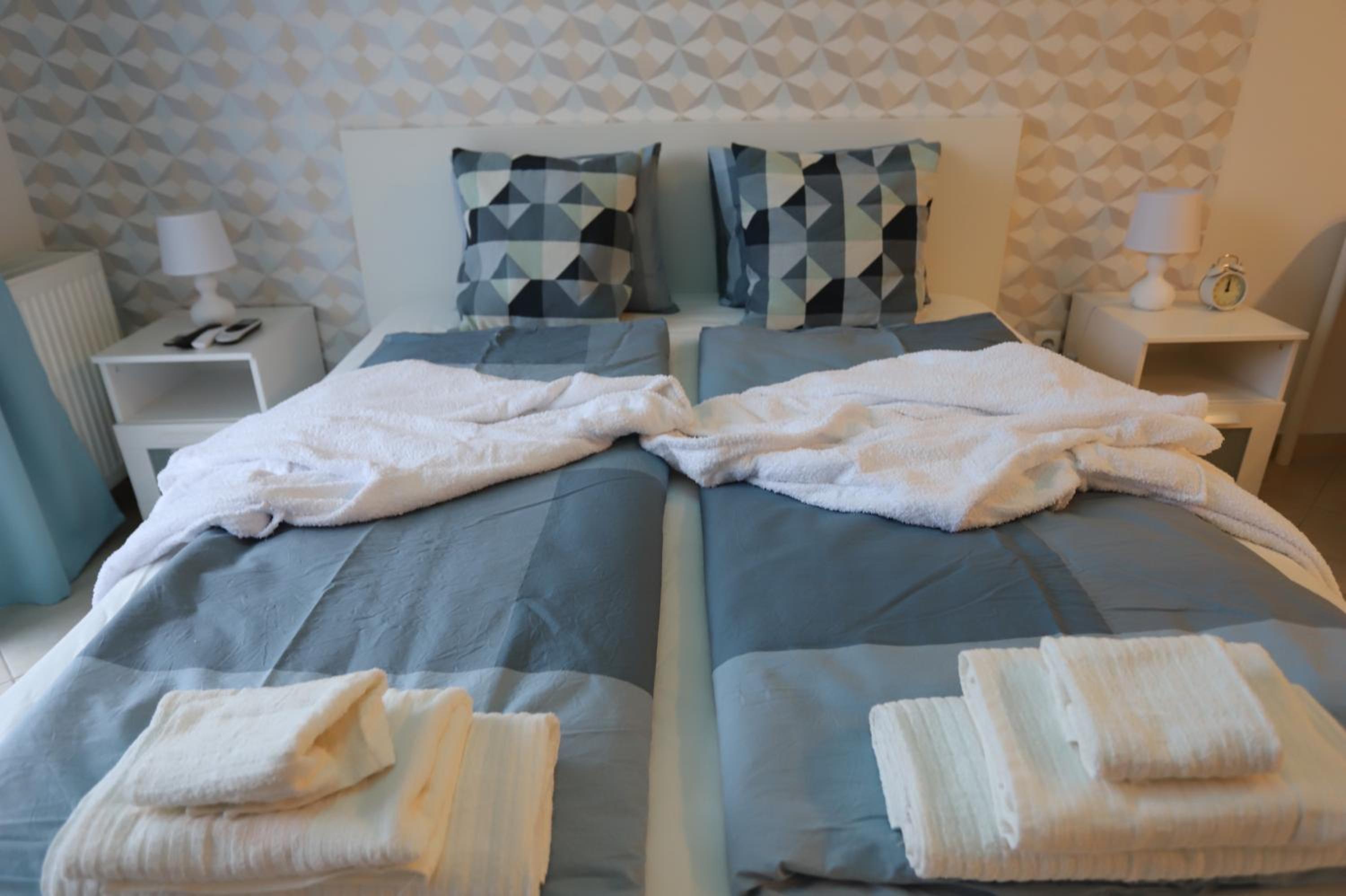 Airport Luxury Apartment with Balcony + Free parking