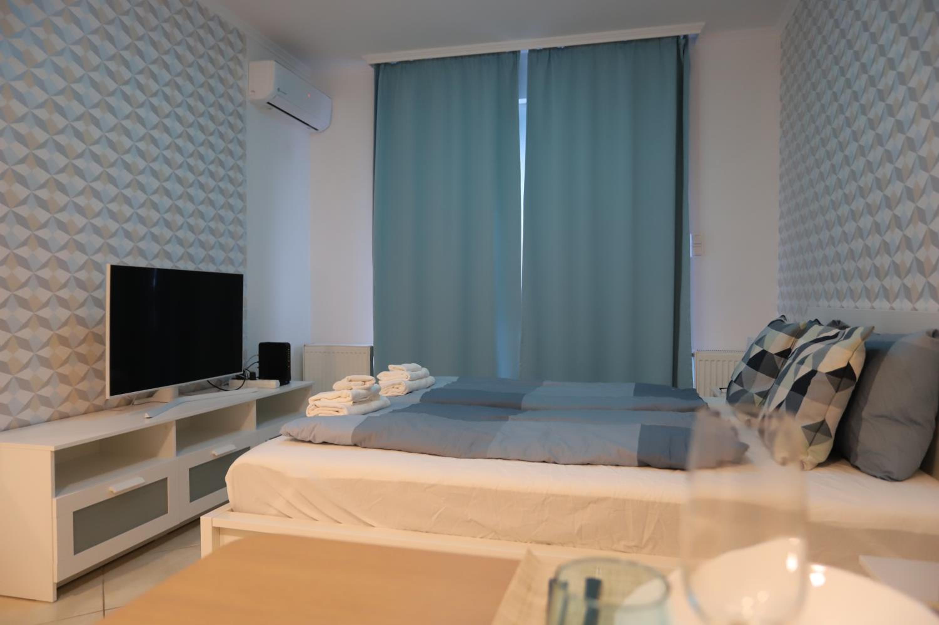 Airport Luxury Apartment with Balcony + Free parking