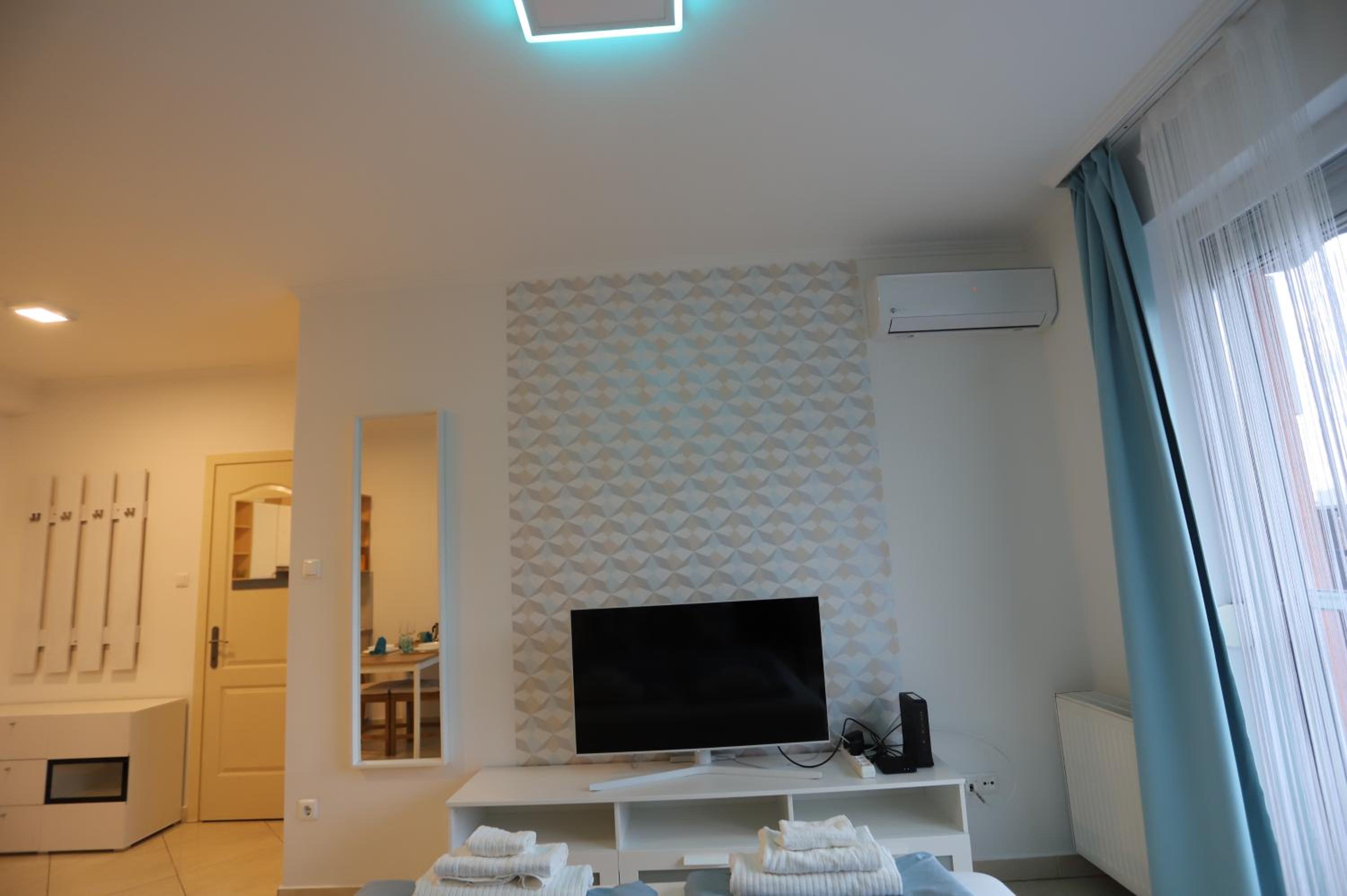 Airport Luxury Apartment with Balcony + Free parking