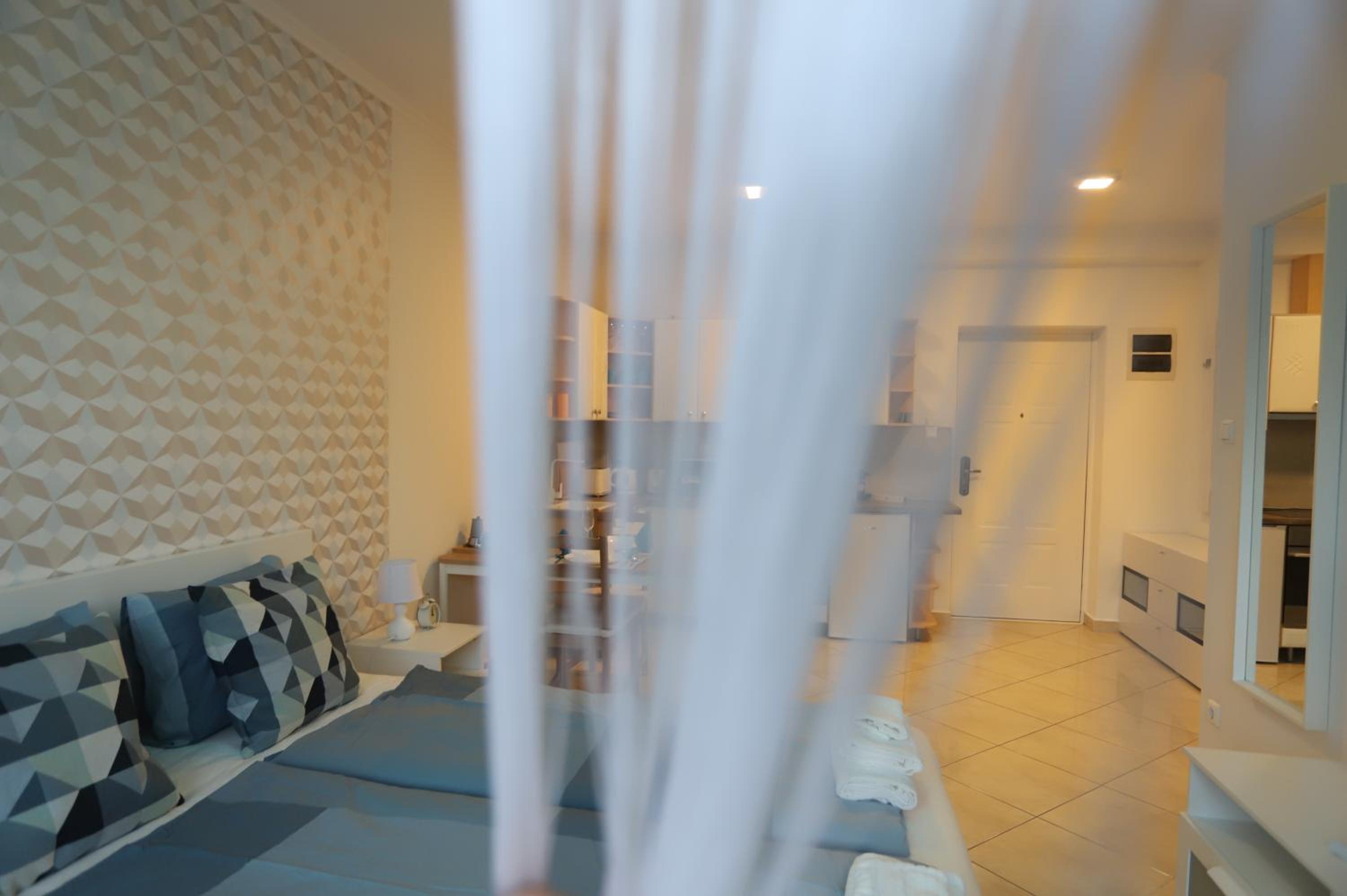 Airport Luxury Apartment with Balcony + Free parking