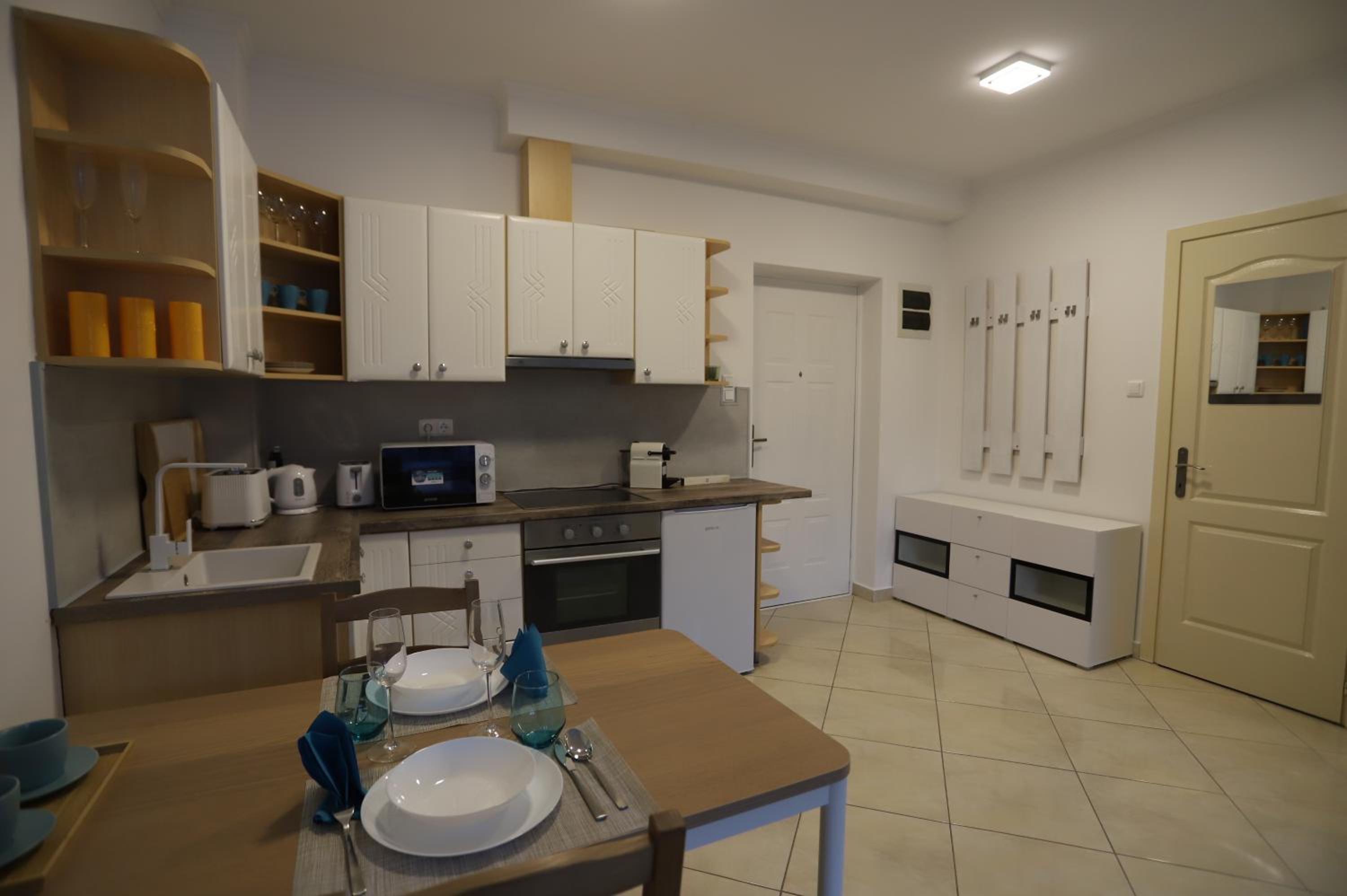 Airport Luxury Apartment with Balcony + Free parking