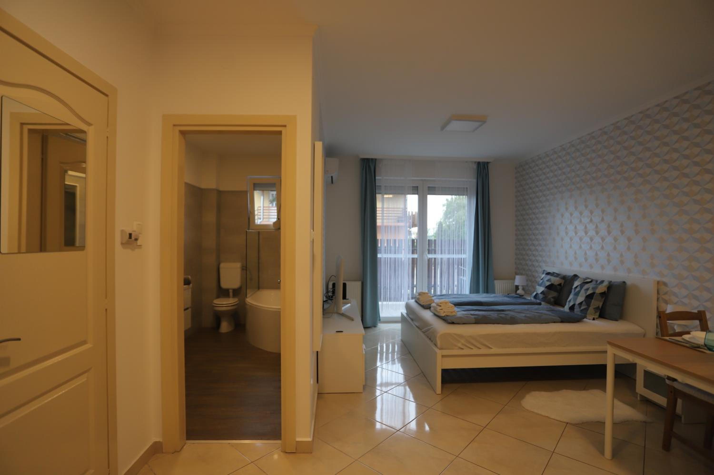 Airport Luxury Apartment with Balcony + Free parking