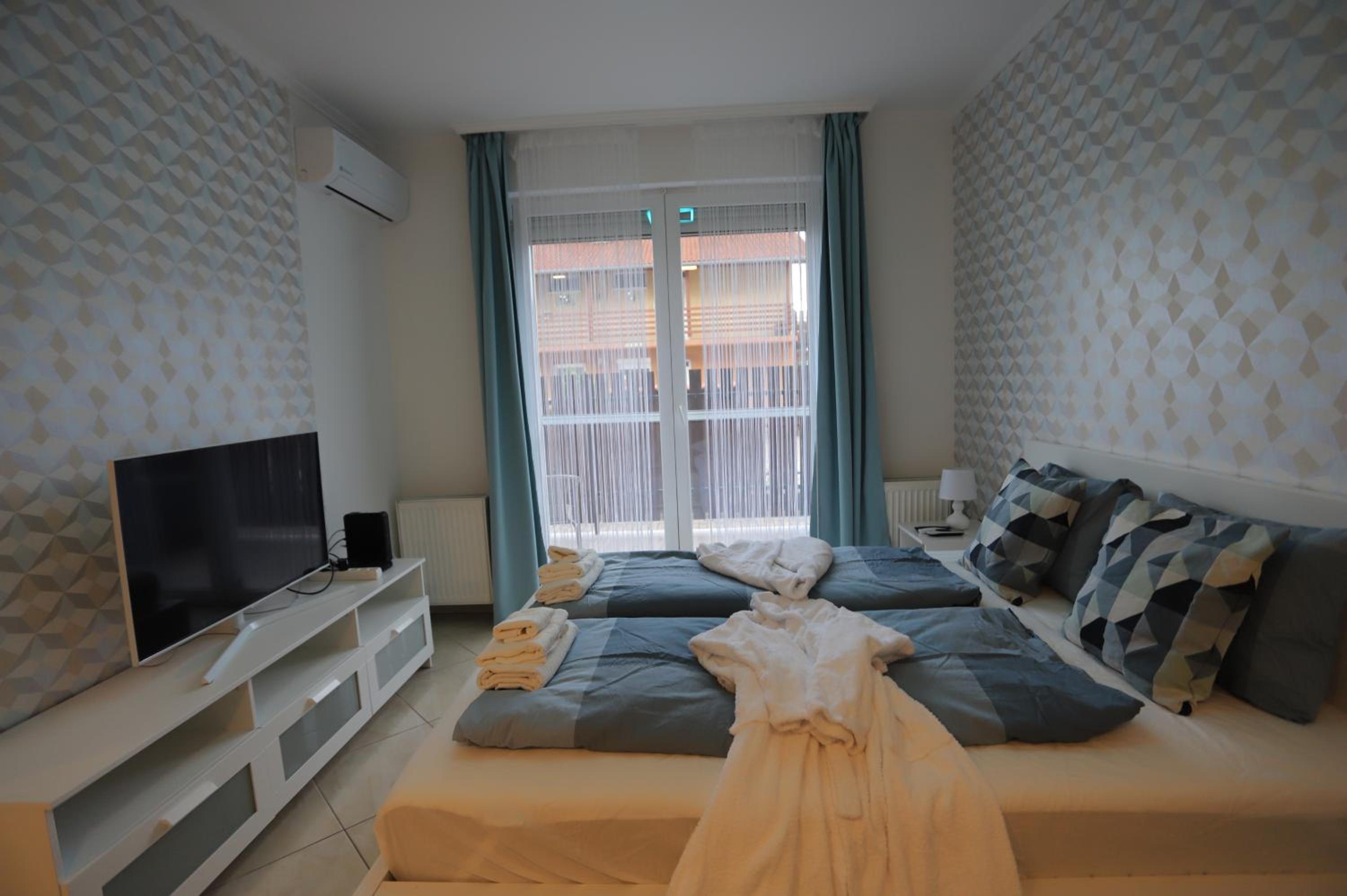 Airport Luxury Apartment with Balcony + Free parking