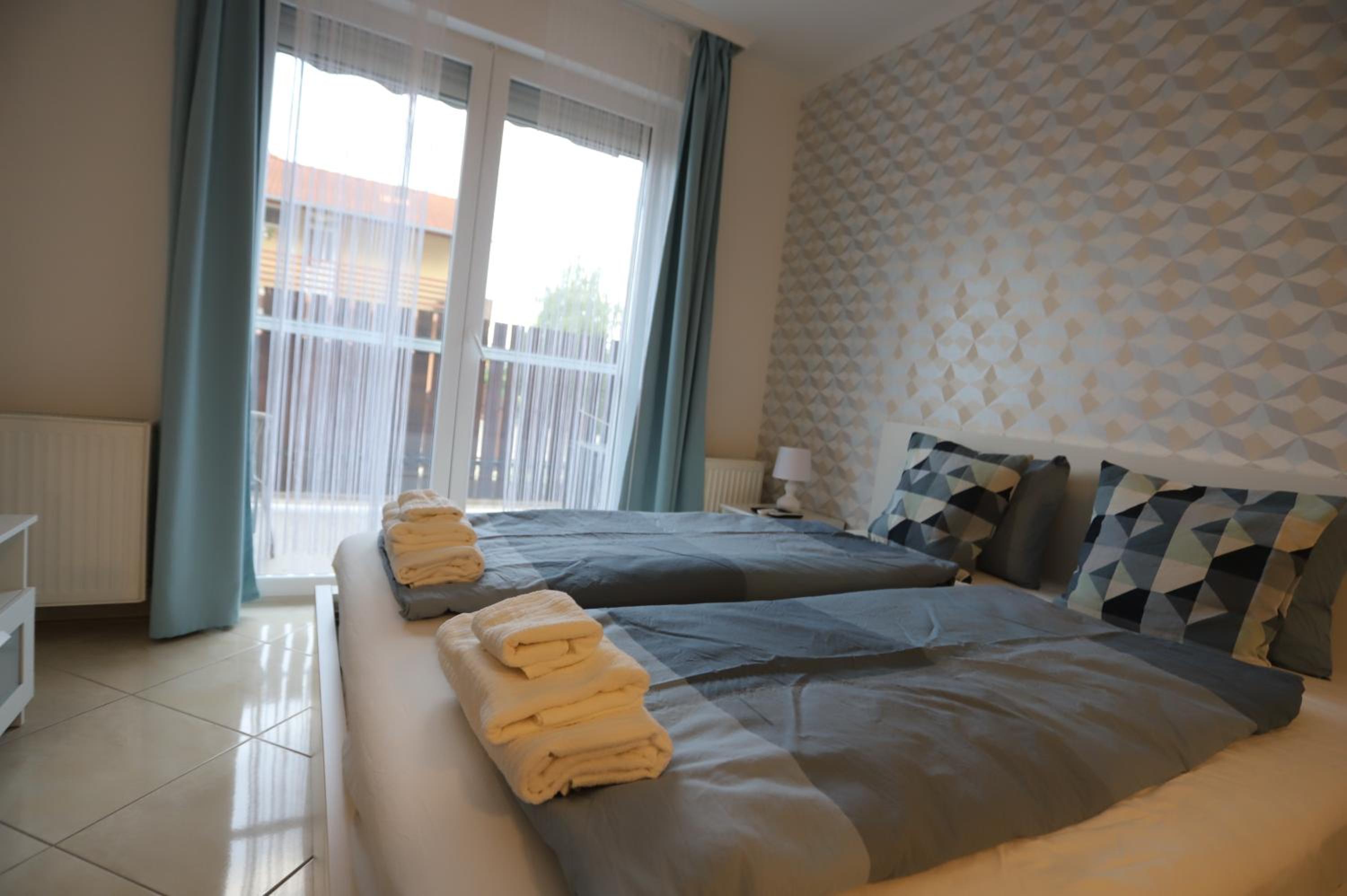 Airport Luxury Apartment with Balcony + Free parking