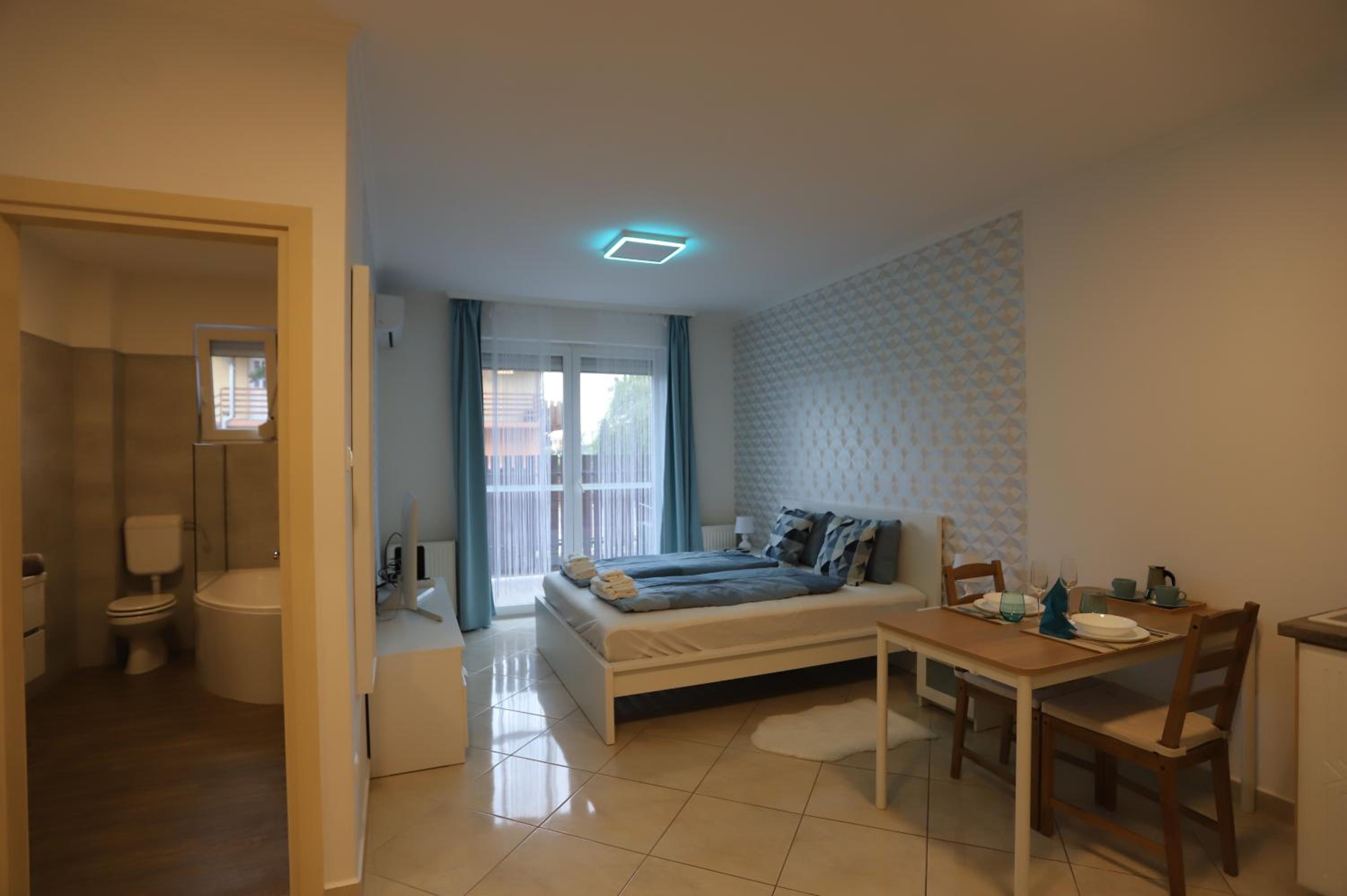 Airport Luxury Apartment with Balcony + Free parking