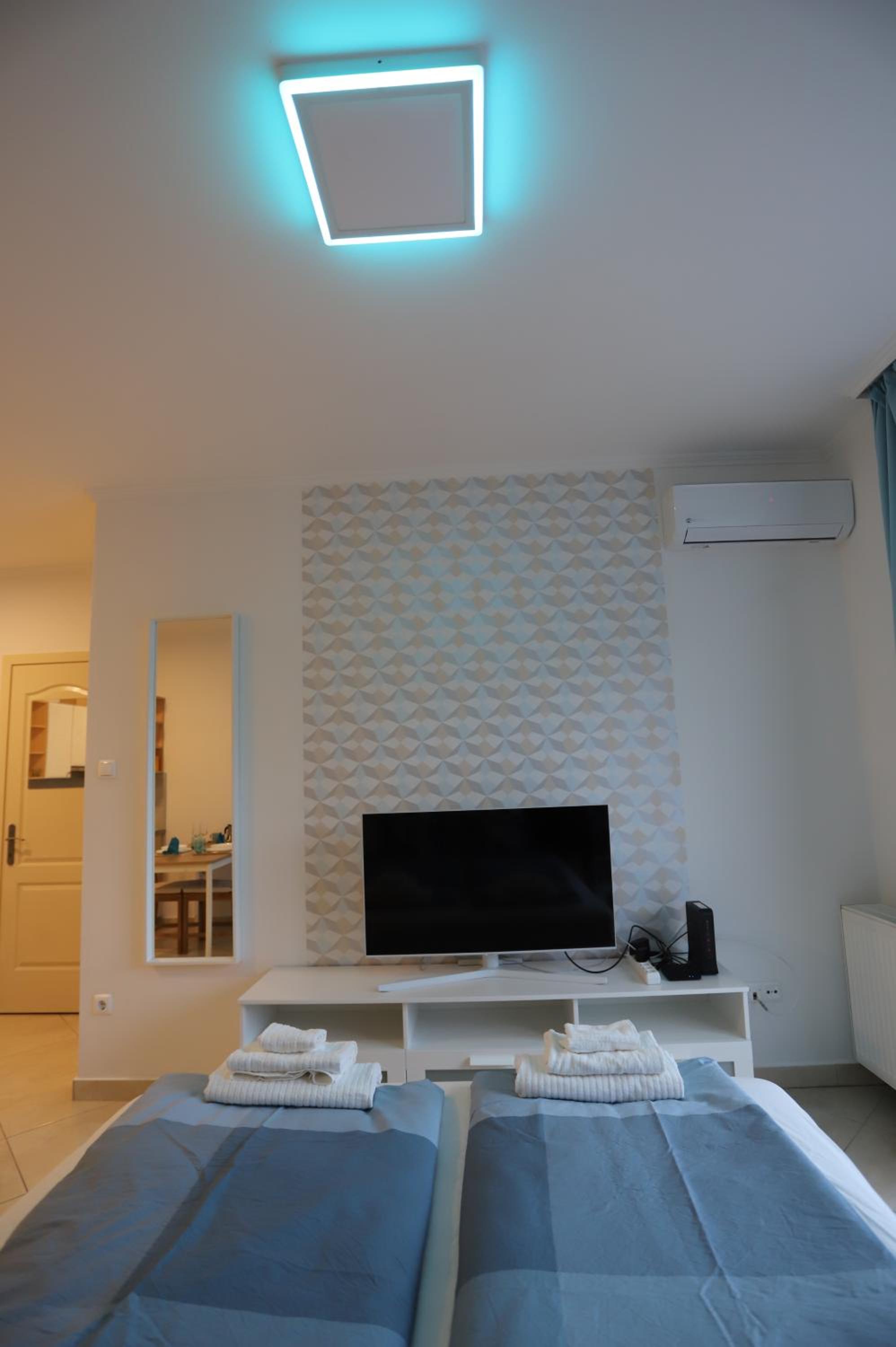 Airport Luxury Apartment with Balcony + Free parking