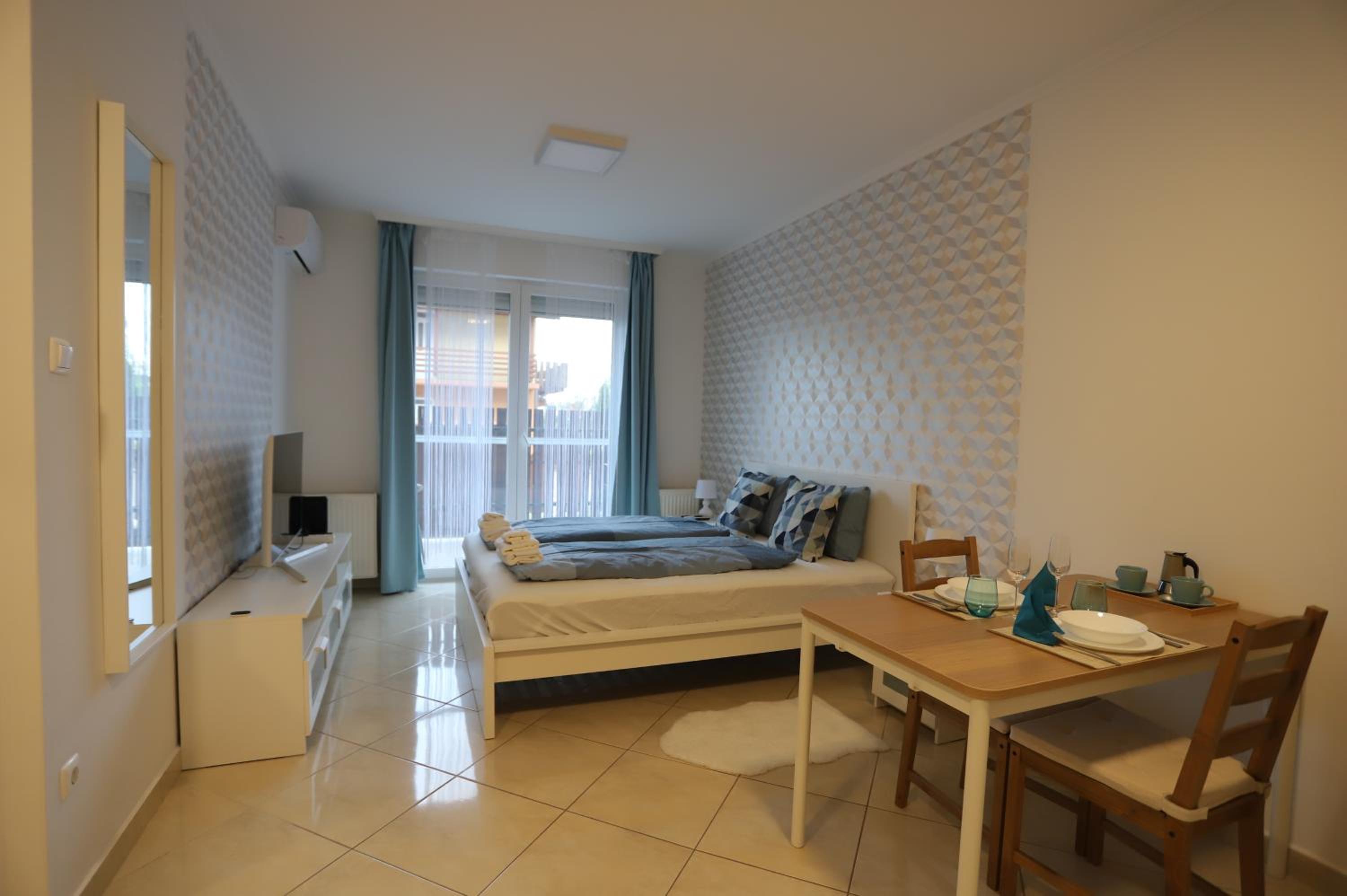 Airport Luxury Apartment with Balcony + Free parking